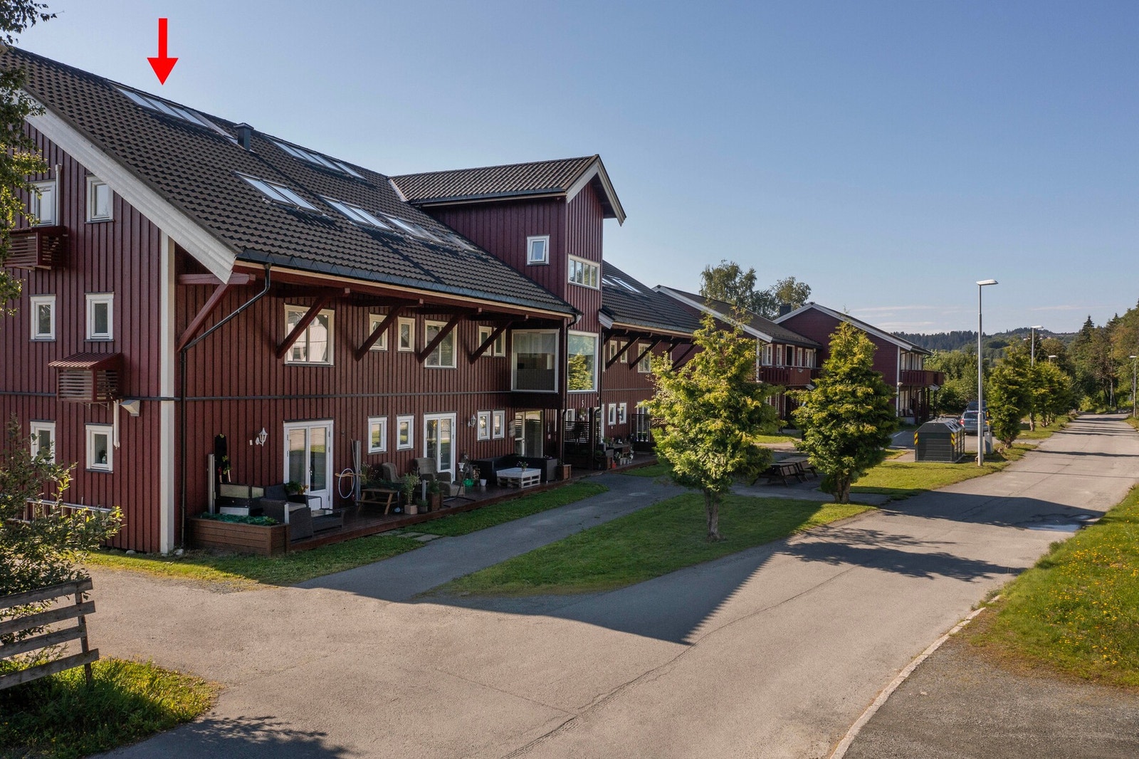 Borettslagets fasade. Rød pil markerer leilighetens plassering i bygget Galleribilde