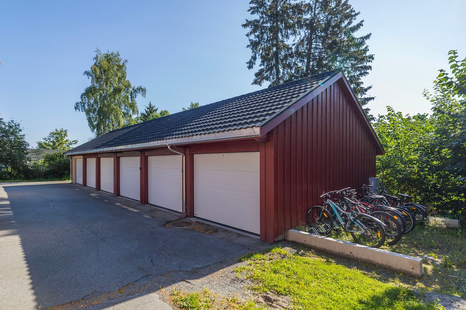 Garasje med fjernstyrt port. Galleribilde