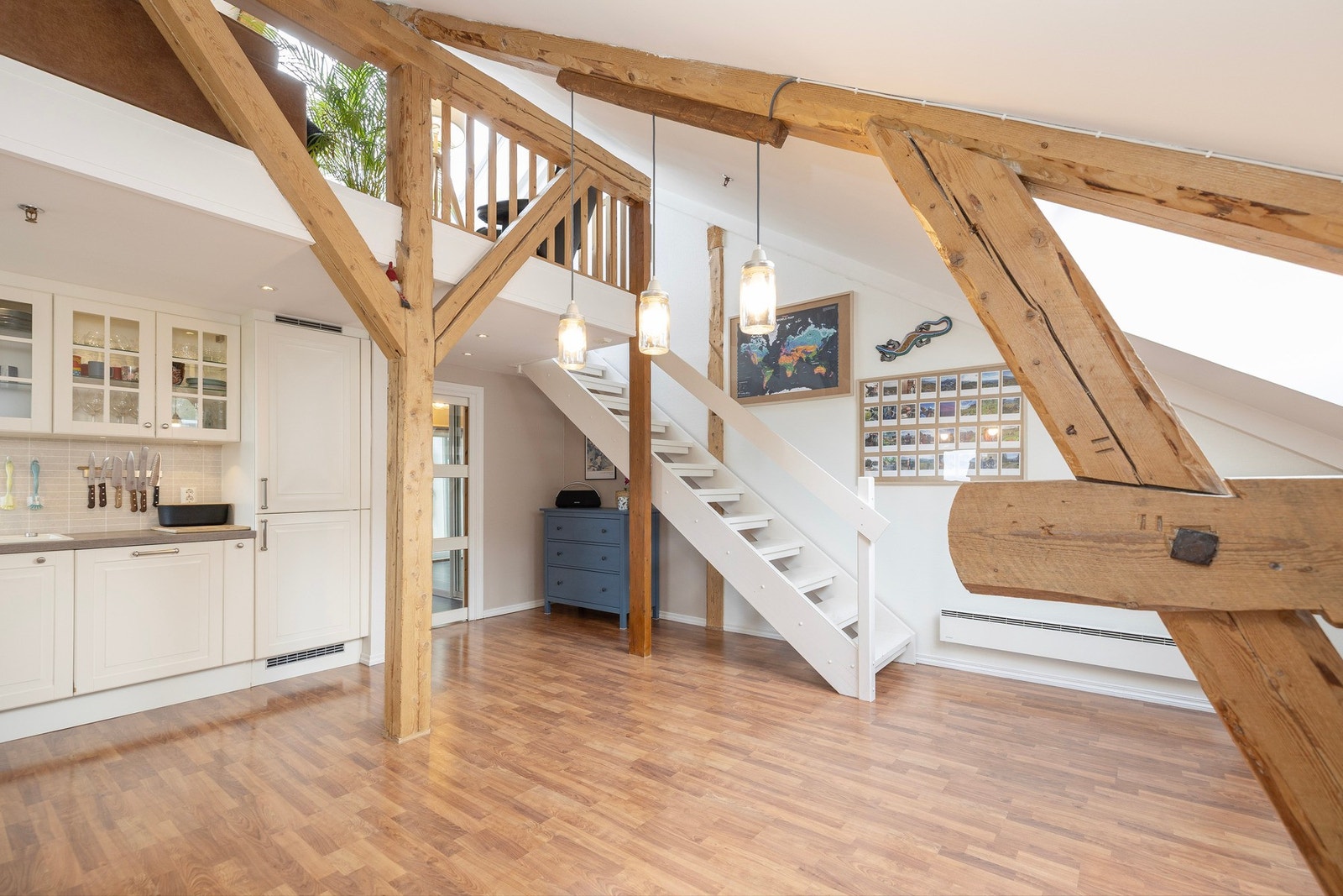 Fritt eksponerte og solide bærekonstruksjoner tilfører markante kontraster mot slette veggflater. Galleribilde