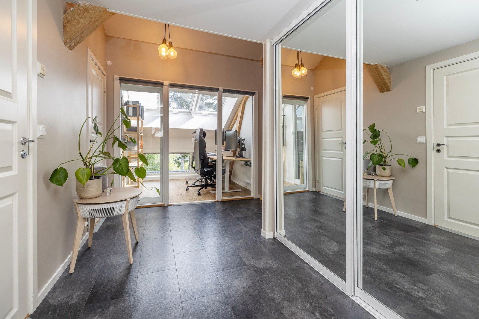 Romslig og praktisk speil skyvedørs garderobe Galleribilde