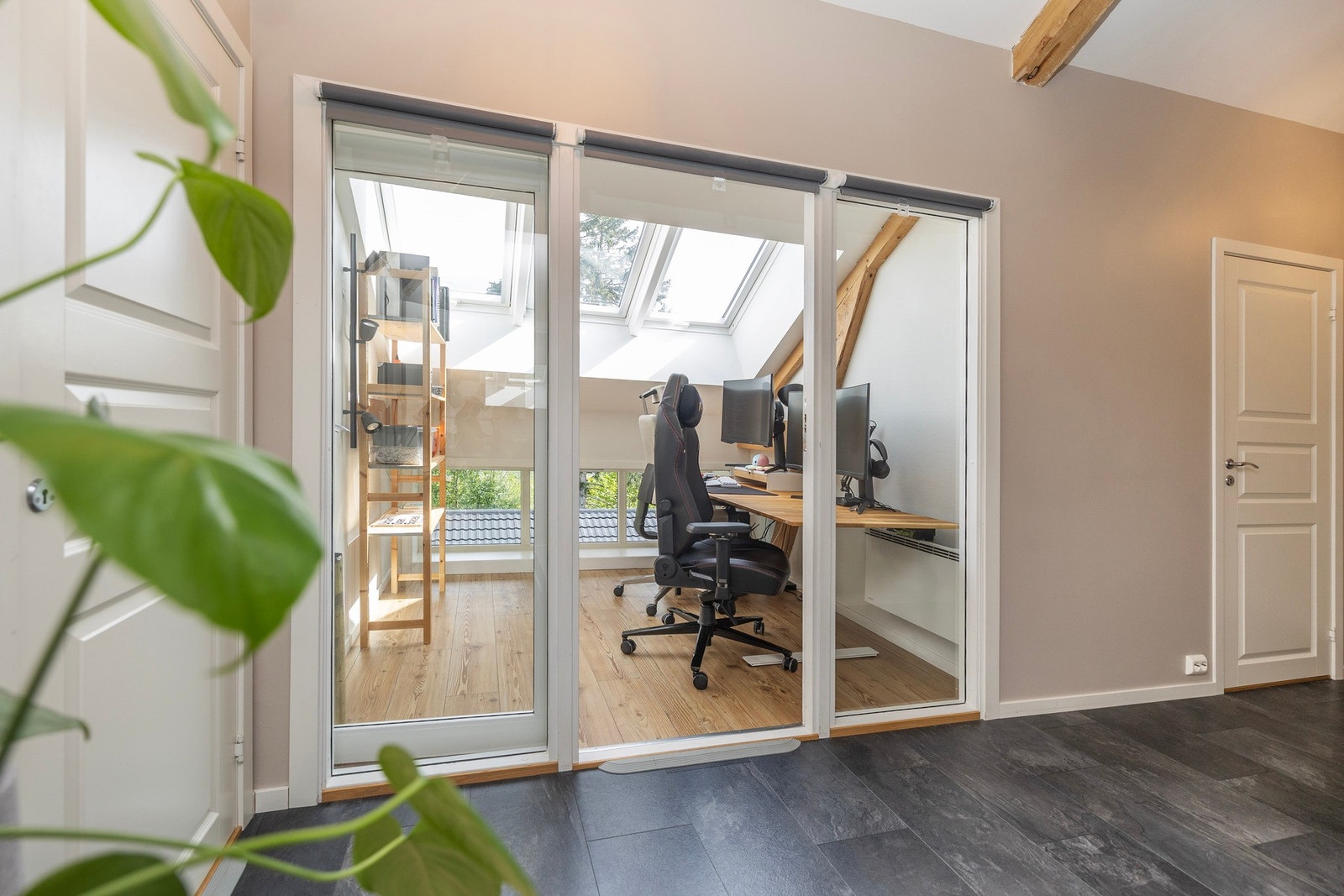 Fra gang/entrè er det inngang til kontor som er oppmålt til ca 5,5 kvm. Galleribilde