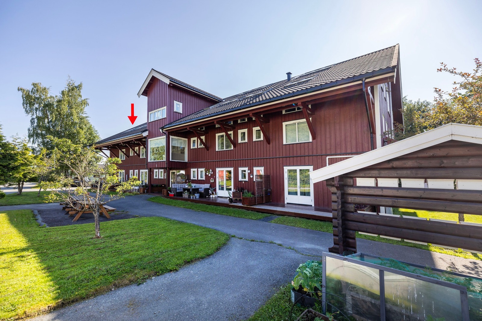 Borettslagets fasade. Rød pil markerer leilighetens plassering i bygget Galleribilde