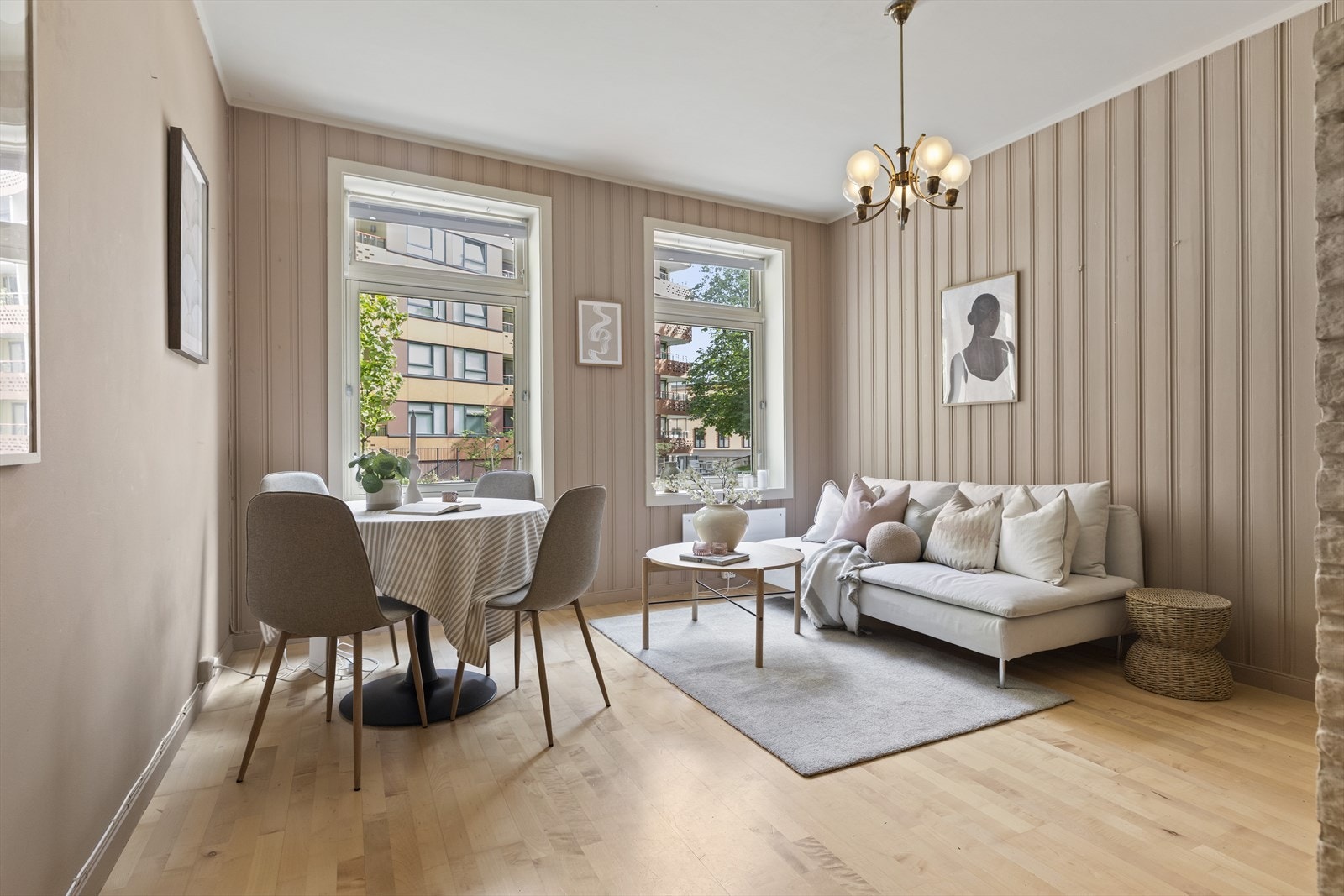 De store vindusflatene slipper rikelig med sollys inn, og sikrer gode lysforhold i leiligheten. Galleribilde