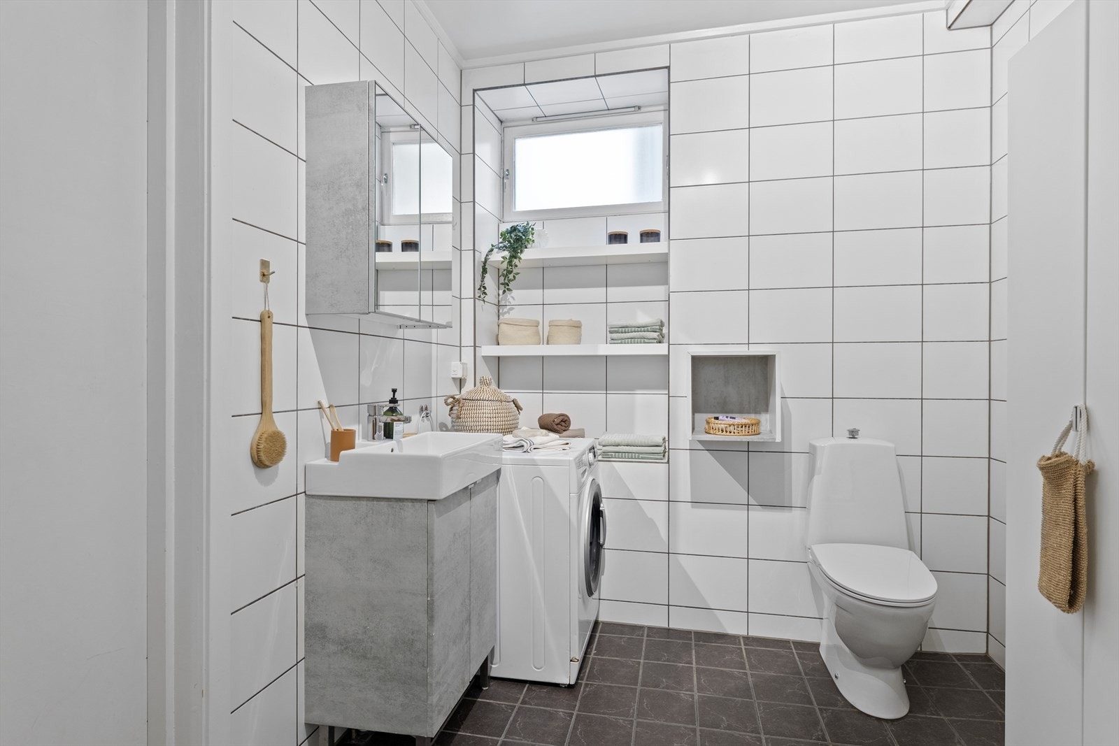 Stort bad av eldre dato (overflateoppusset med ny innredning). Galleribilde