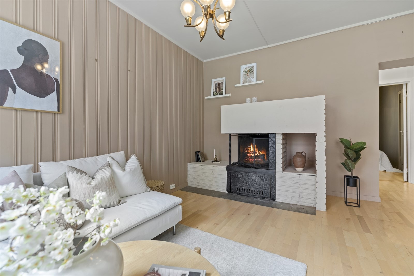 I stuen finner du også en åpen peis som gir hygge og god varme på kalde vinterdager. Galleribilde