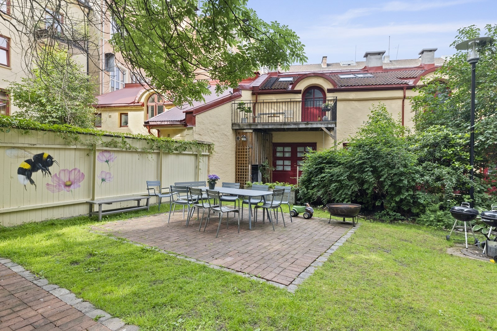 Svært idyllisk og pent opparbeidet bakgård Galleribilde