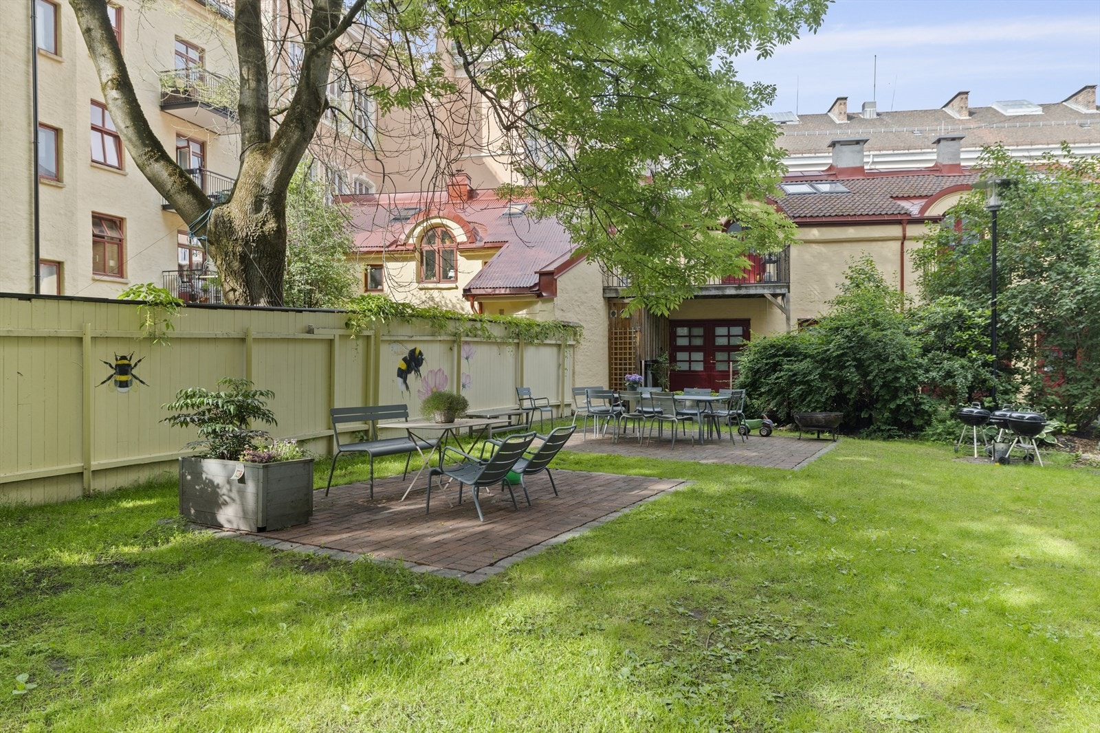 Fellesgrill, sittegrupper og sykkelstativ som kan benyttes av beboerne. Galleribilde