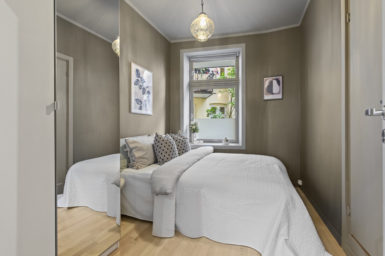 Soverom vendt mot bakgård Galleribilde