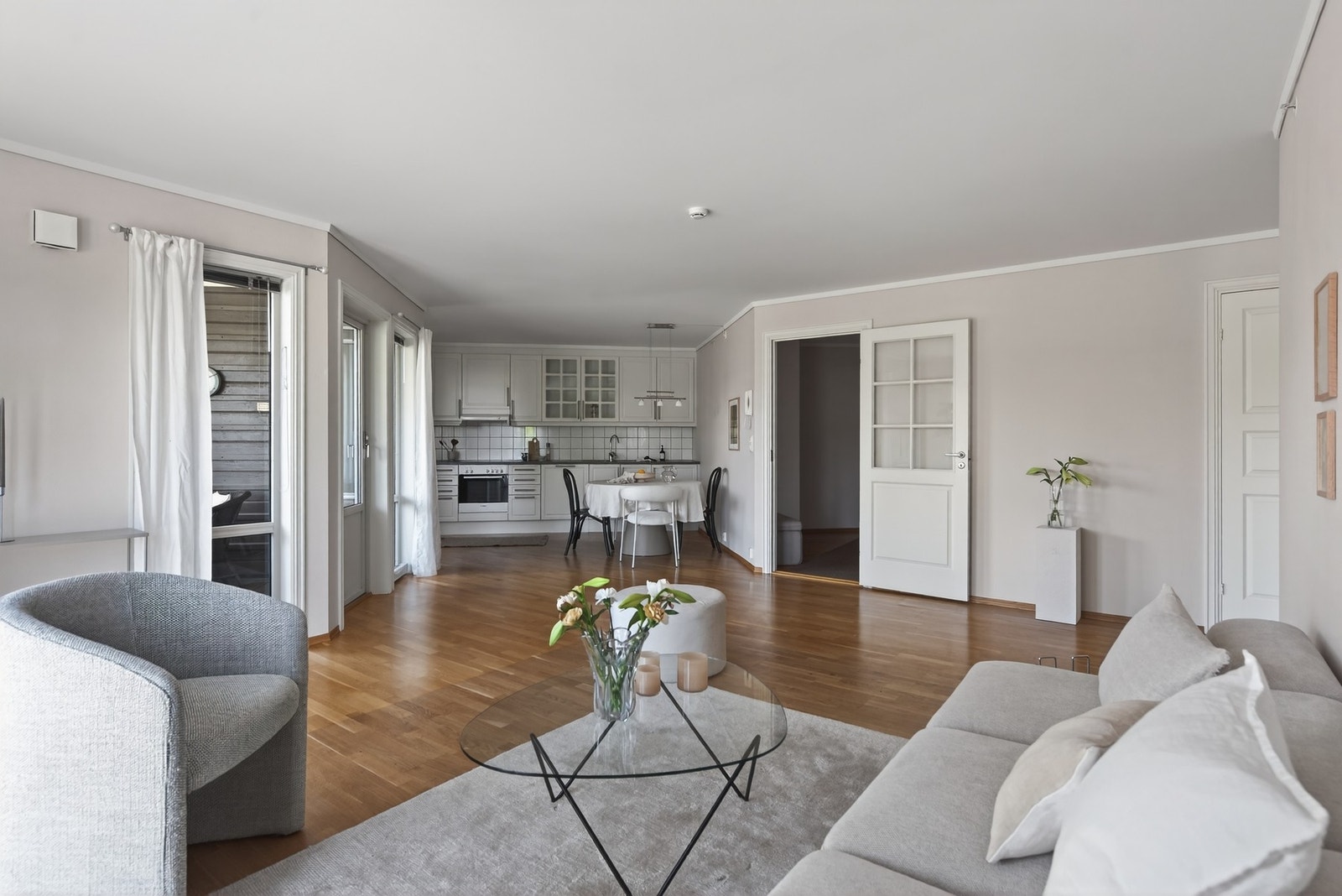 Den åpne løsningen mellom stue og kjøkken gir en luftig og innbydende atmosfære Galleribilde