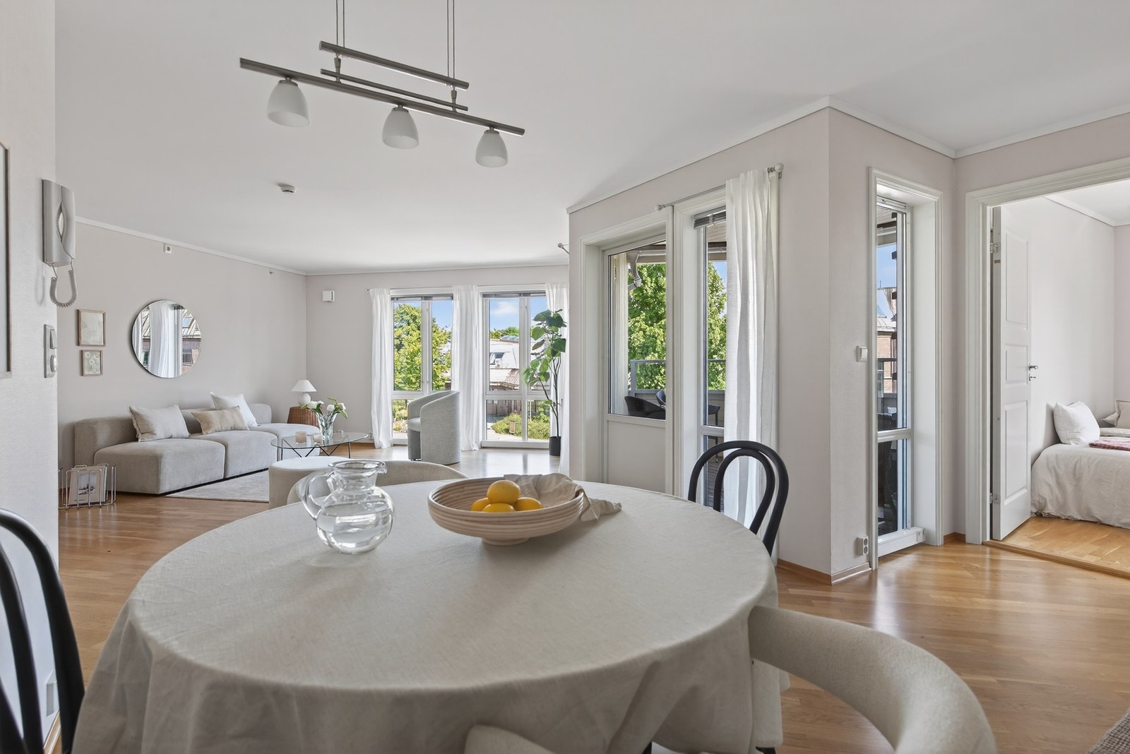 En lys, åpen og romslig leilighet med sentral beliggenhet i Stokke Galleribilde