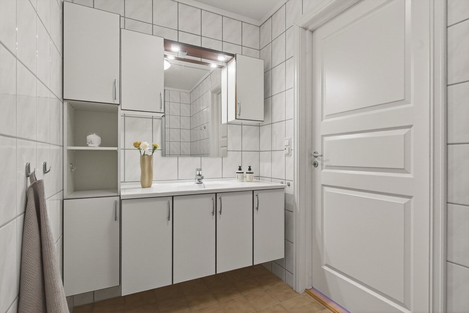 Leiligheten inneholder både bad og eget vaskerom - praktisk for en ryddig og funksjonell hverdag Galleribilde