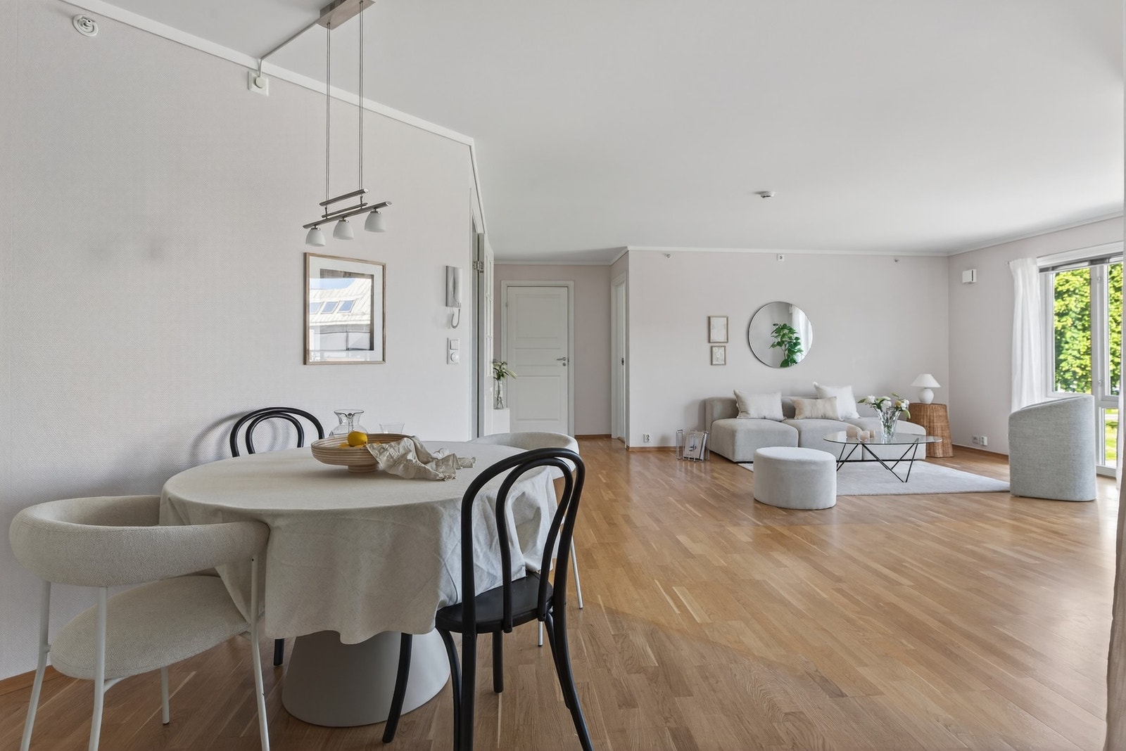 Det er god plass til både spisestue og en romslig sofagruppe, slik at du kan innrede etter behov og ønsker Galleribilde