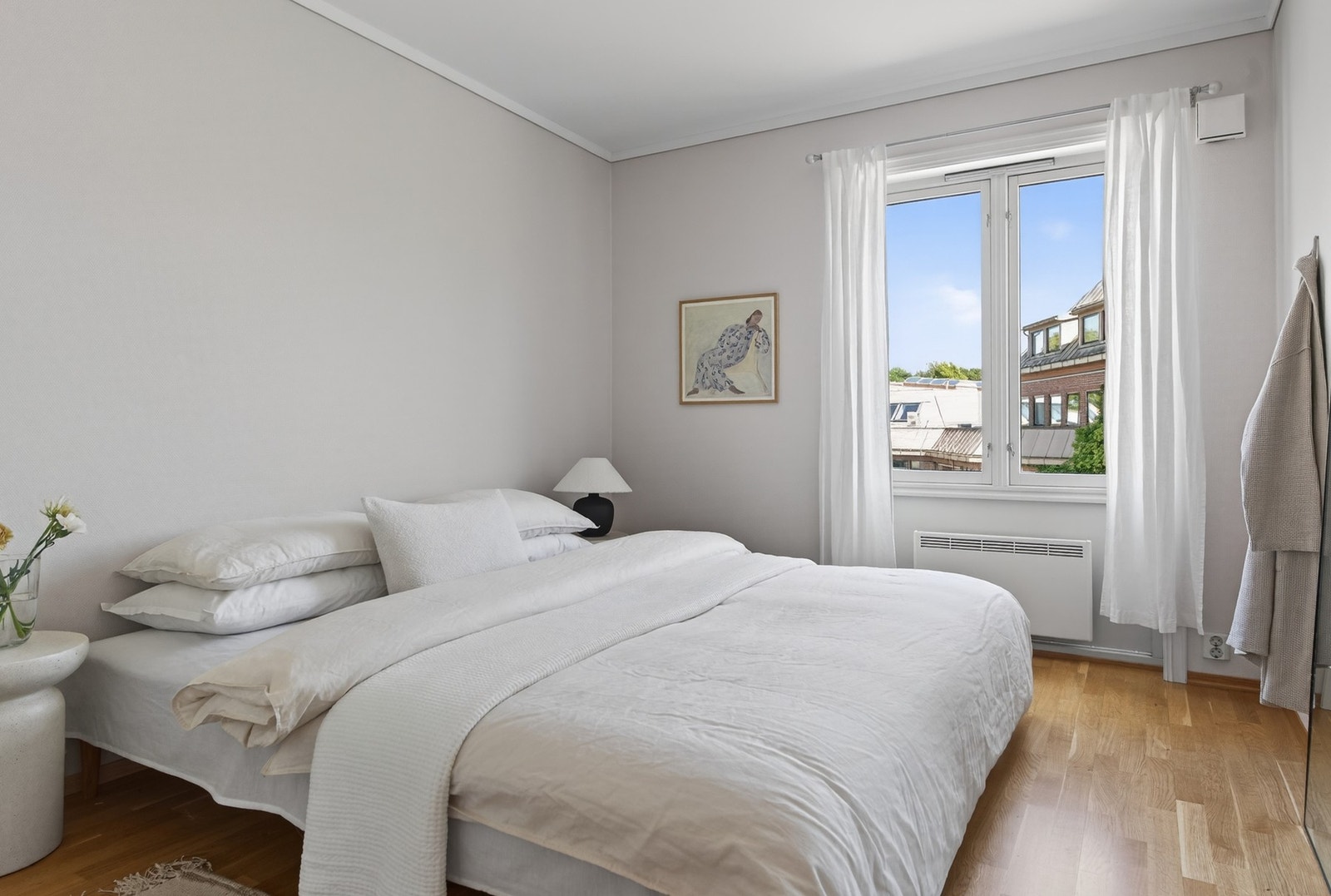 Disse rommene viderefører den lyse og luftige følelsen som preger resten av leiligheten Galleribilde