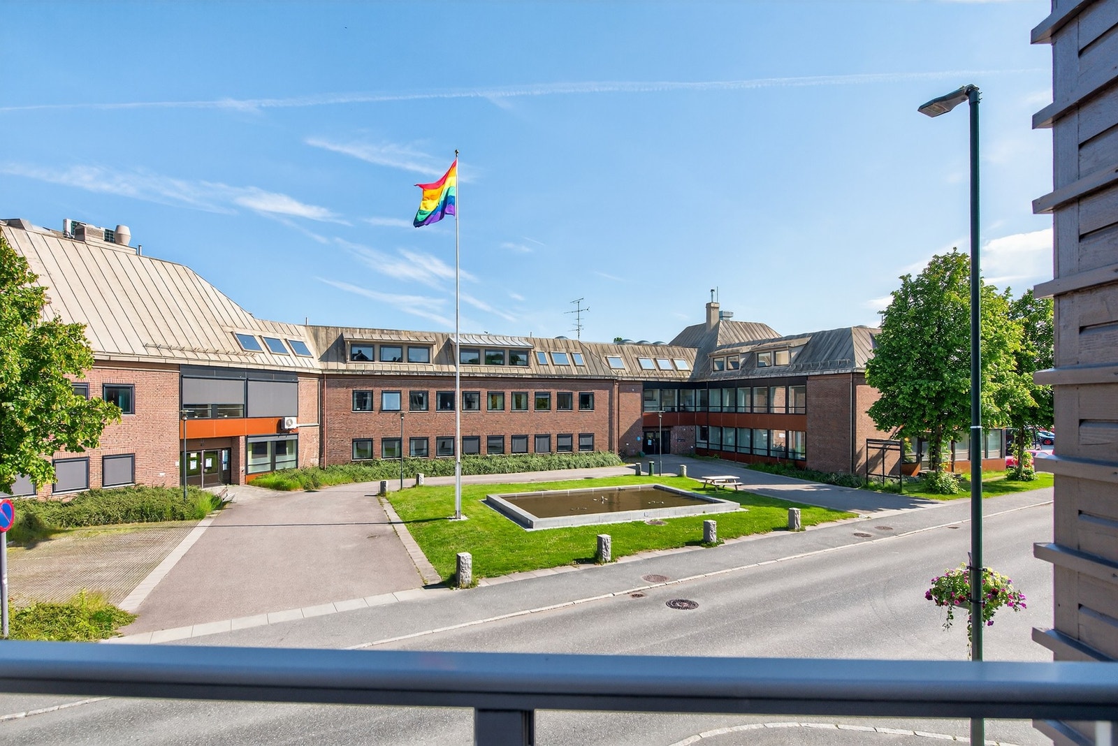 Med sentral beliggenhet kan oppleve pulsen fra sentrumslivet i gaten nedenfor Galleribilde