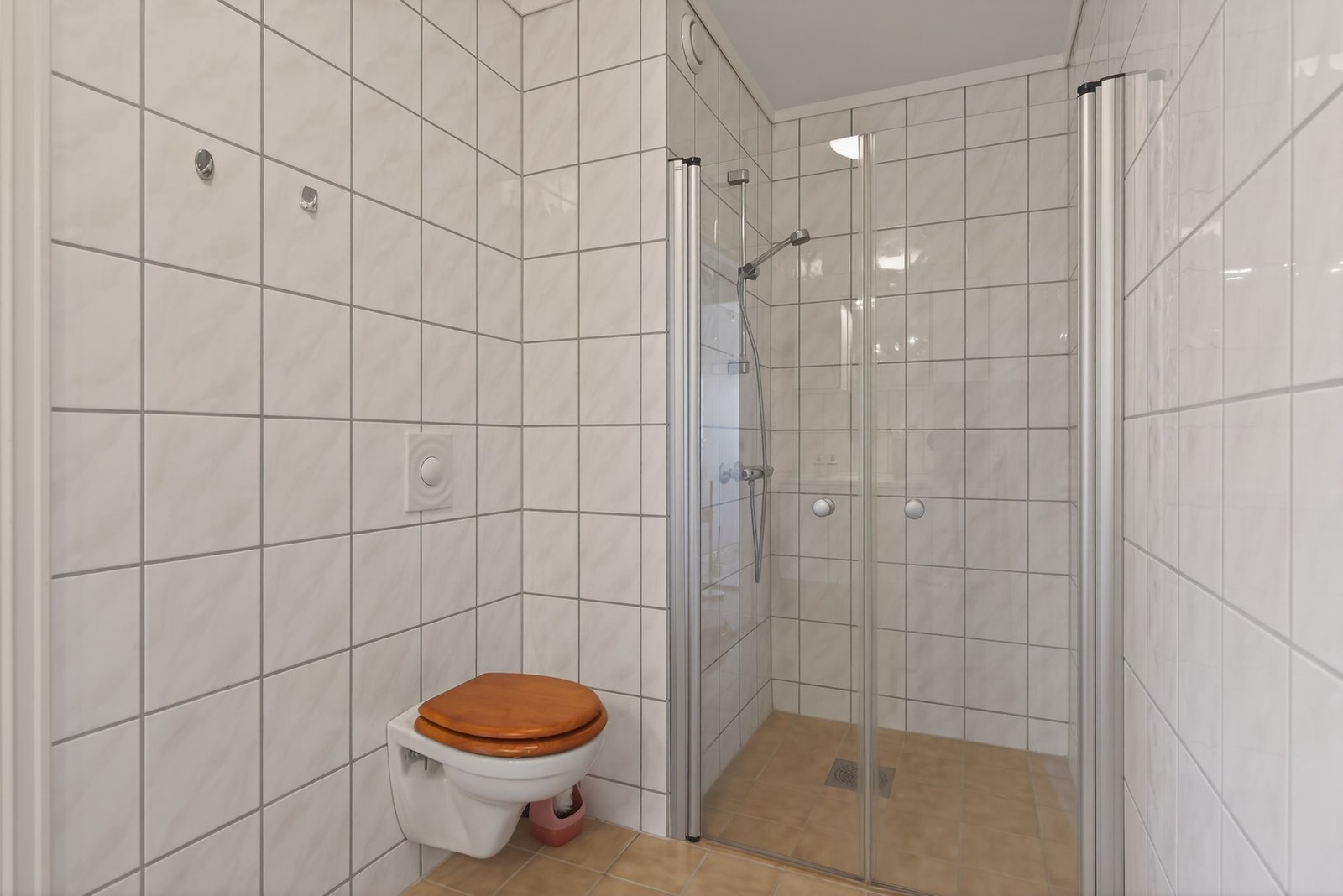 På badet har du dusjnisje, toalett og god oppbevaring i servantinnredningen Galleribilde