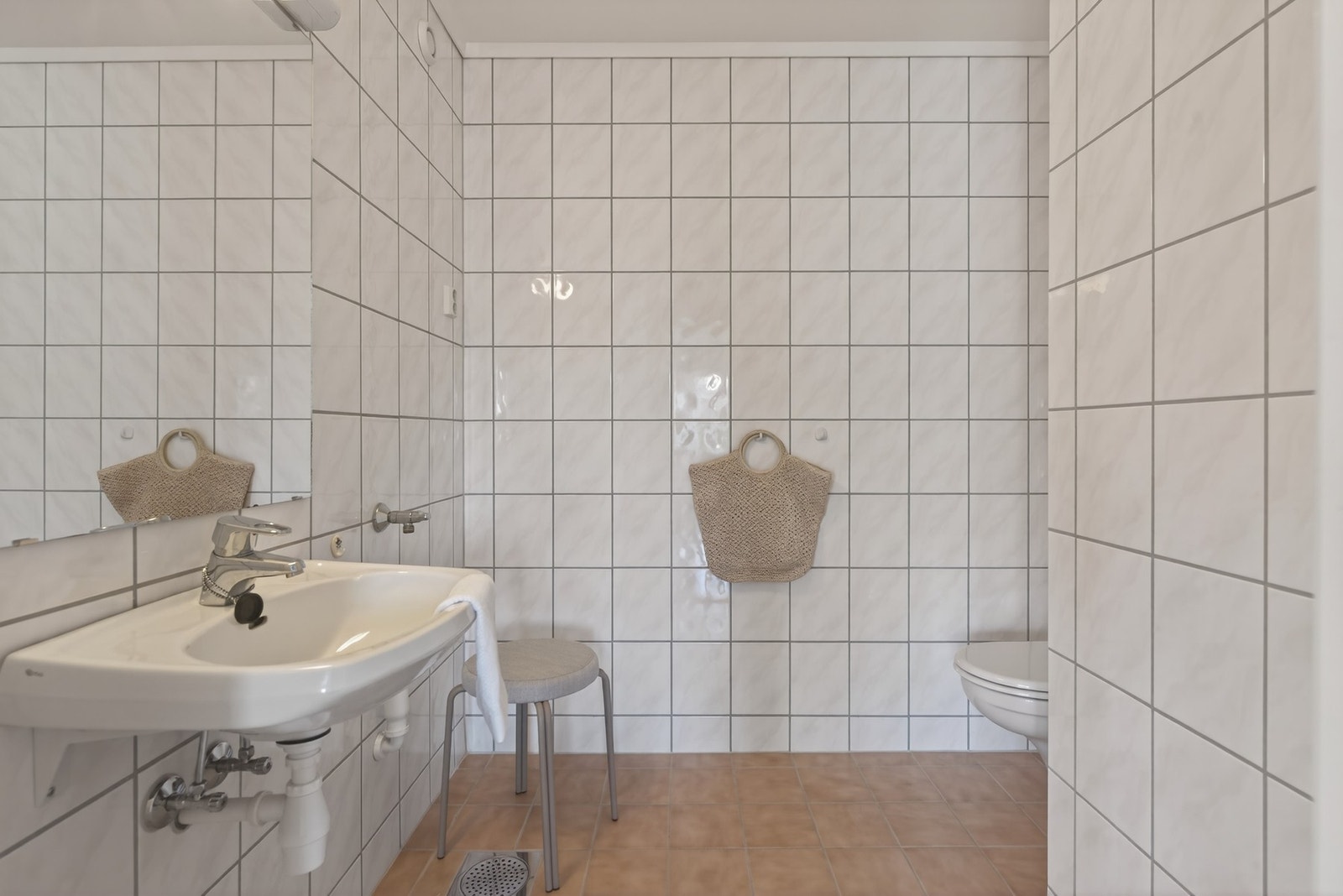 Vaskerommet er praktisk innredet med ekstra toalett - ideelt for en travel hverdag eller når du har gjester Galleribilde