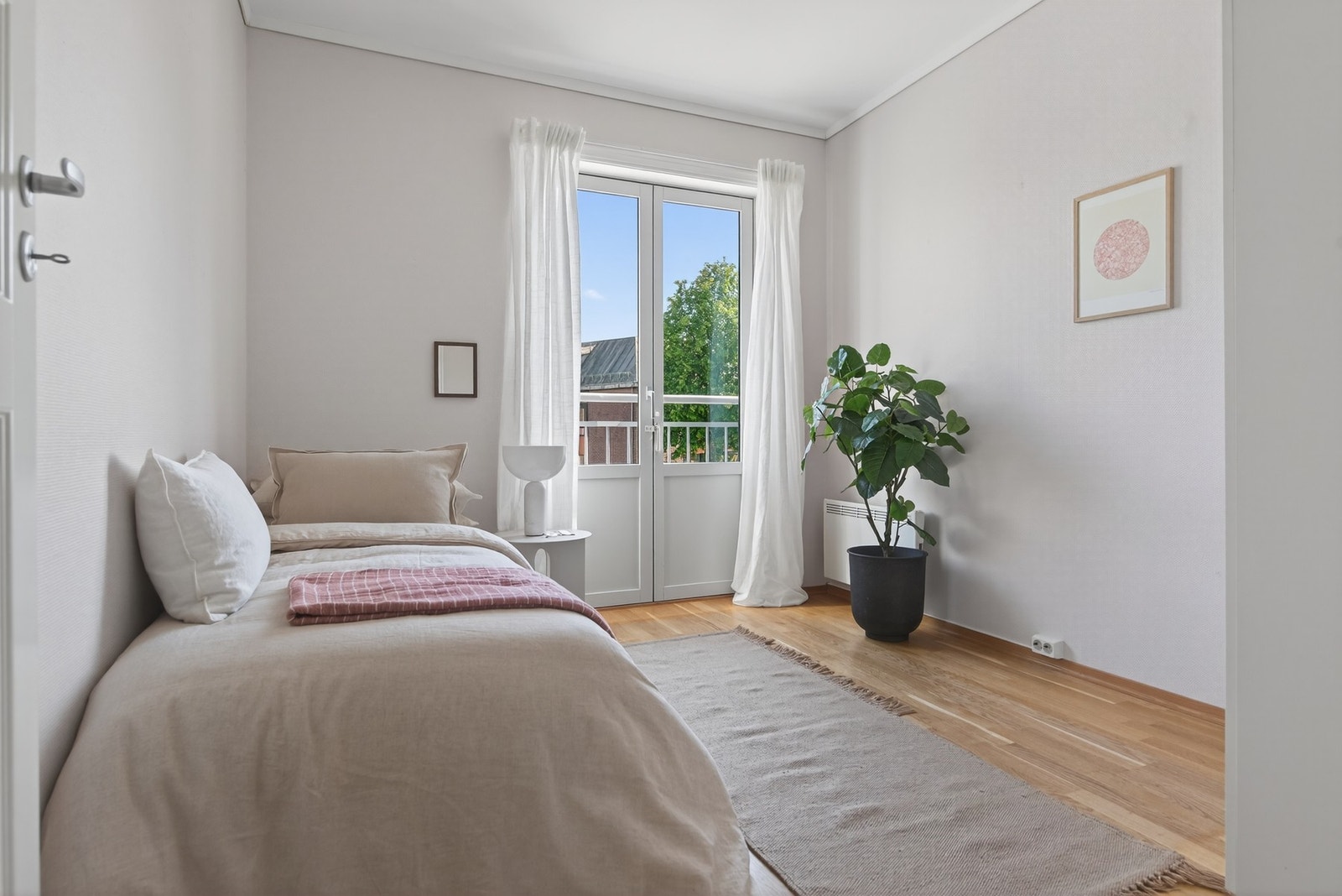 Fra det minste soverommet har du dører til fransk balkong Galleribilde