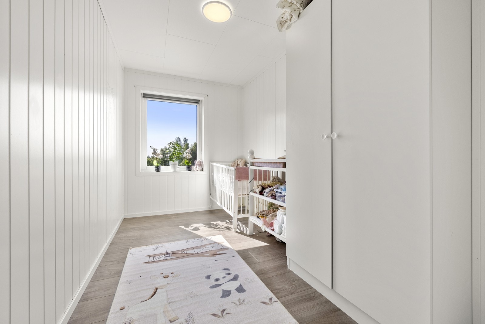 Soverom 3 har et stort vindu som slipper inn rikelig med naturlig lys. Passer godt som barnerom eller kontor. Galleribilde