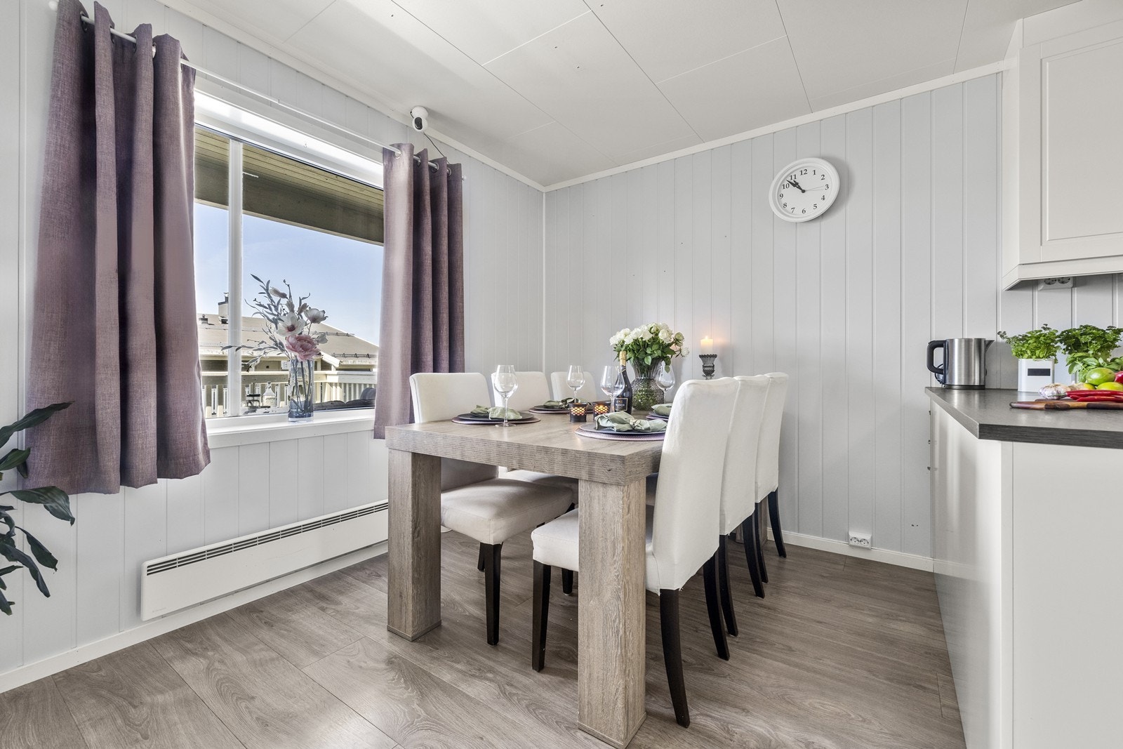 Spisestuen er ideell for hyggelige middager med familie og venner. Galleribilde