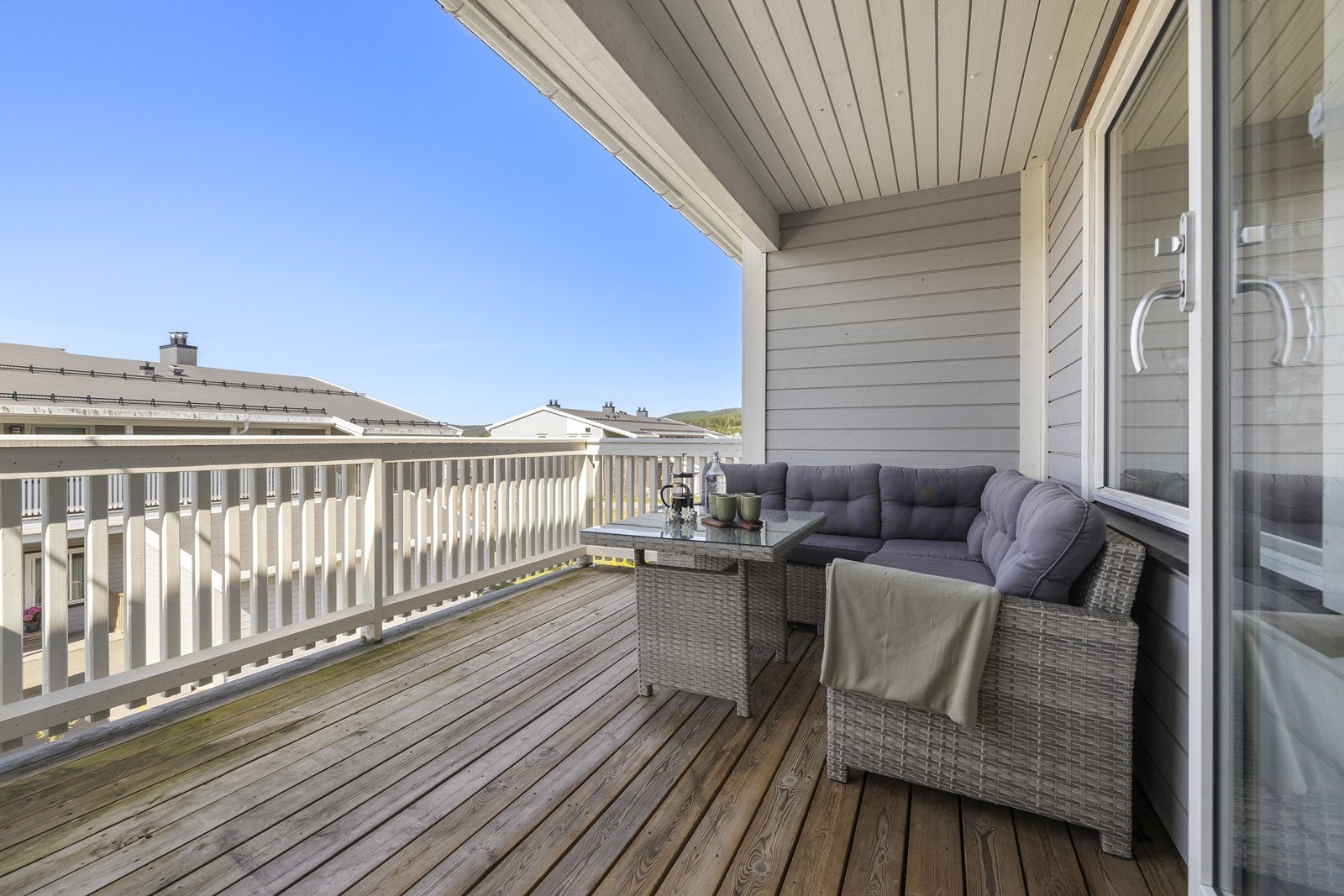 Balkongen er av god størrelse på 10,5 m² med plass for utemøbler og grill. Galleribilde
