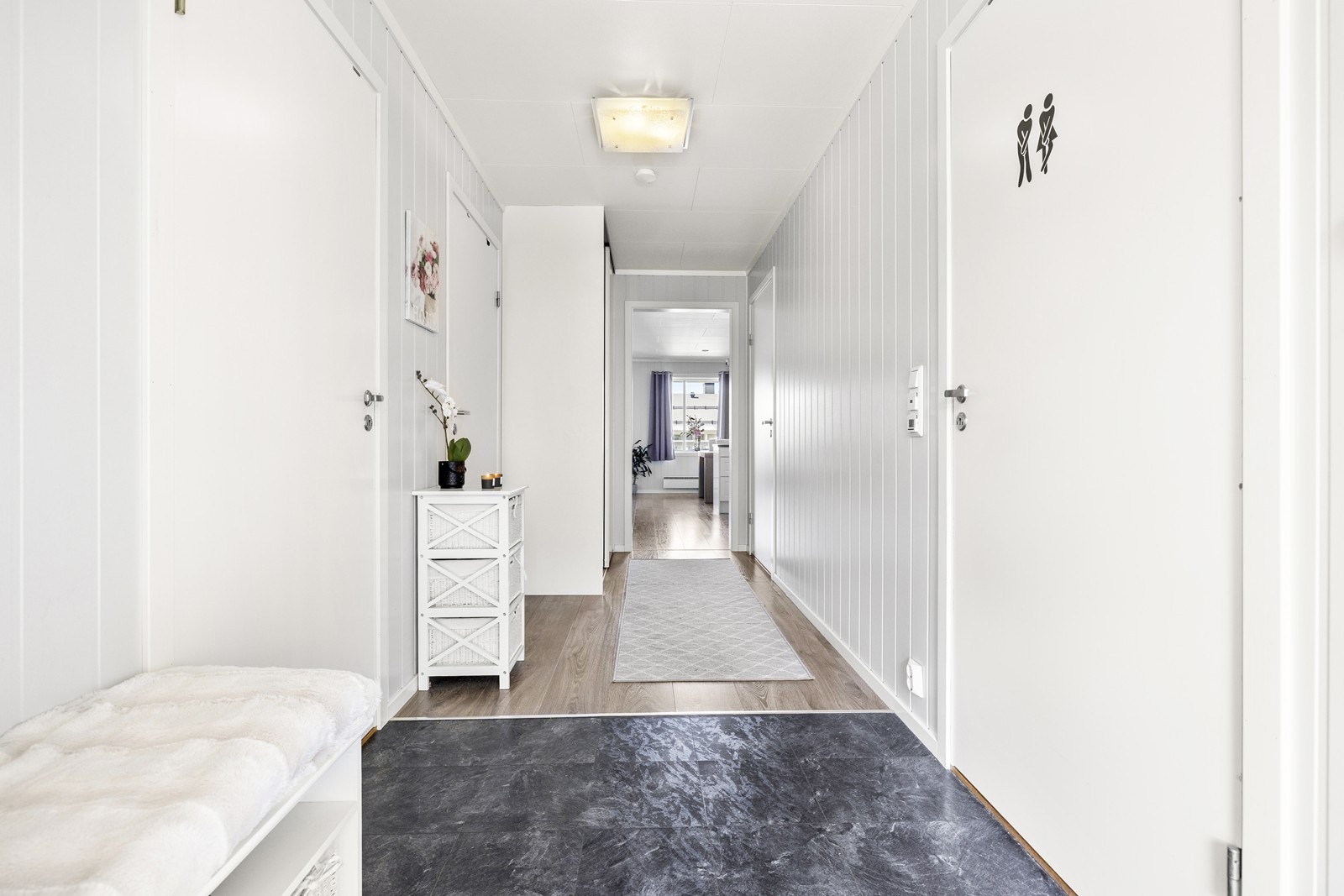 Velkommen inn! Entréen er lys og trivelig med god plass til å henge fra deg yttertøy og sko. Galleribilde