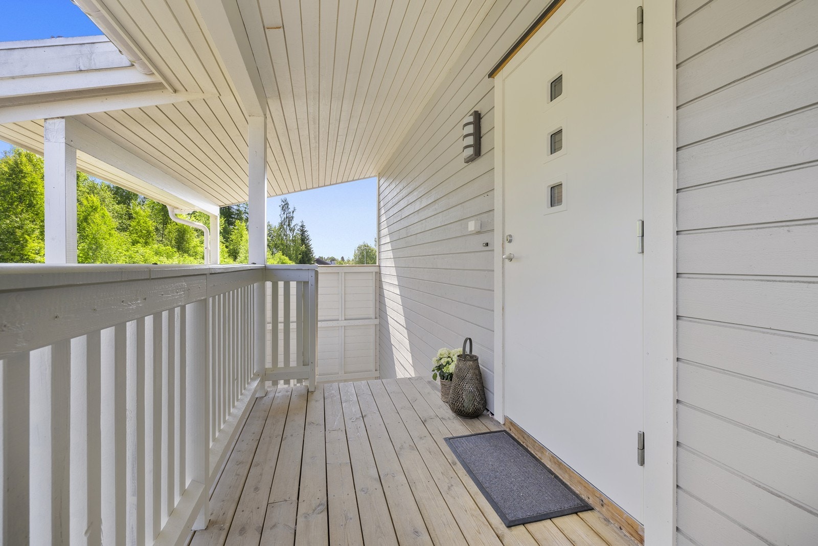 Inngangspartiet via utvendig svalgang gir et lunt og pent førsteinntrykk. Galleribilde