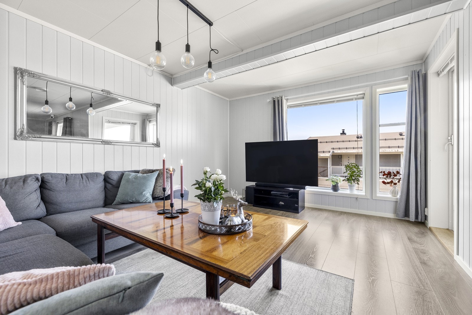Store vindusflater i stuen gir rikelig med naturlig lys. Galleribilde