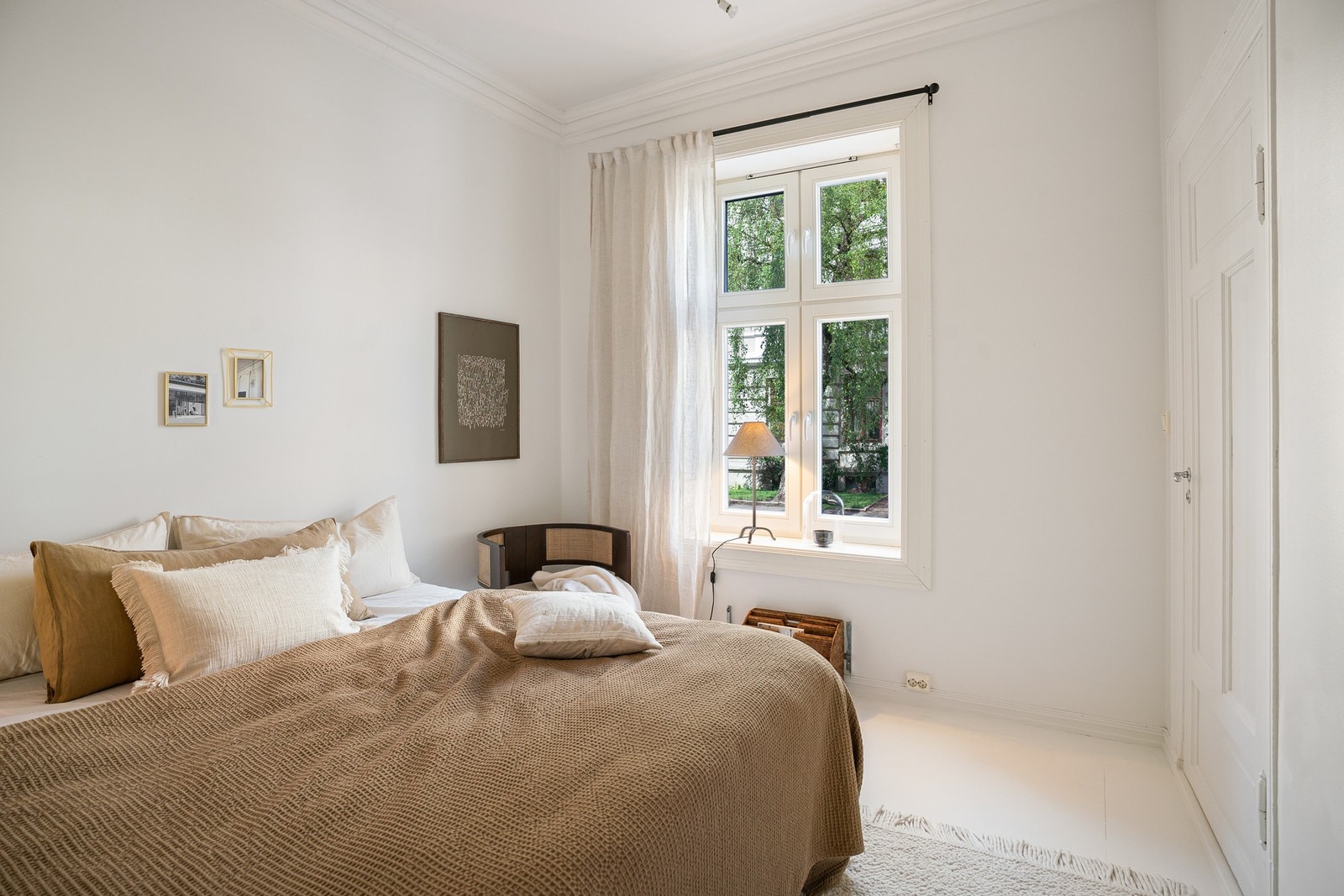 God plass til stor dobbeltseng med tilhørende nattbord. Galleribilde