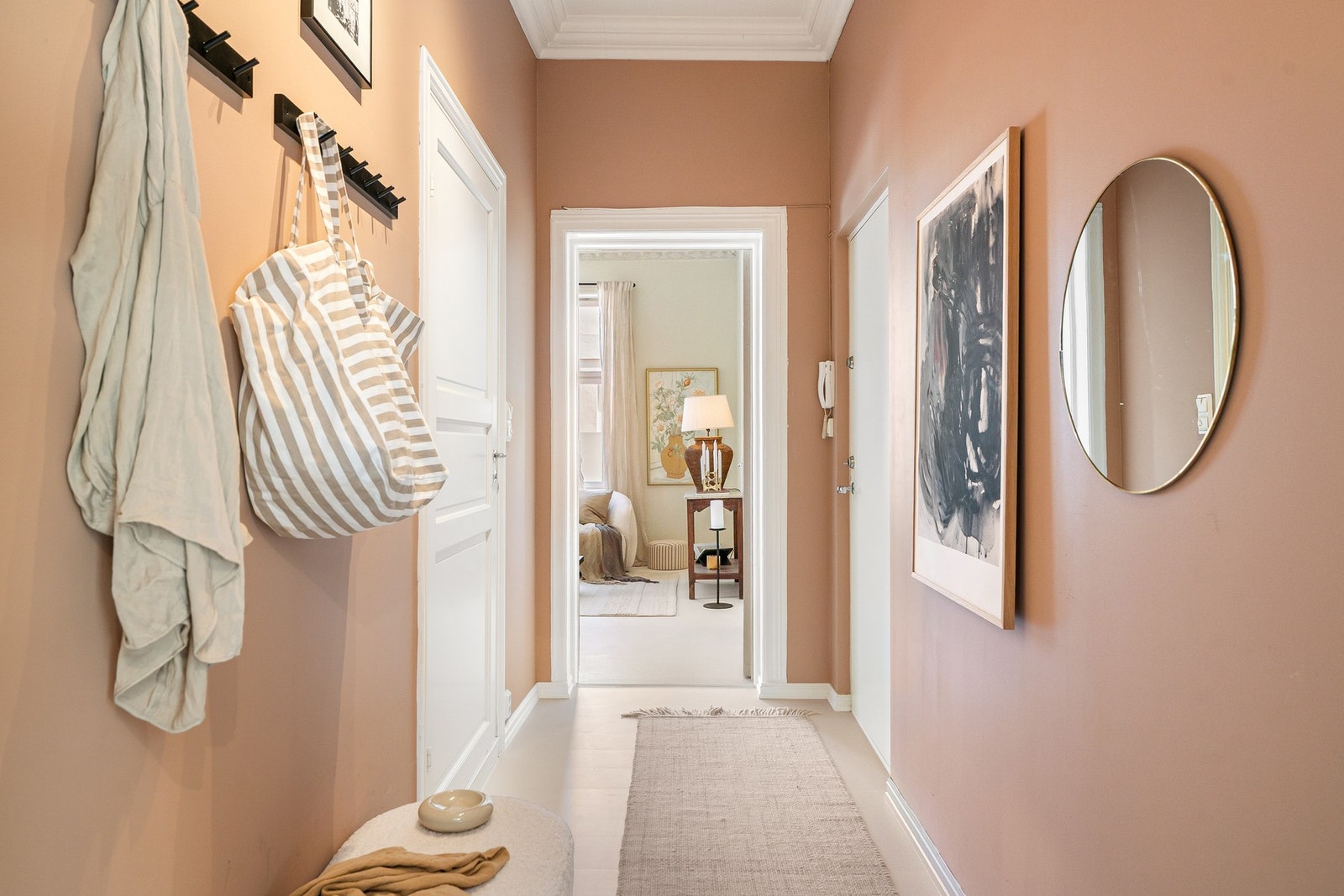 Lys og praktisk entré med plass til oppheng av yttertøy. Galleribilde