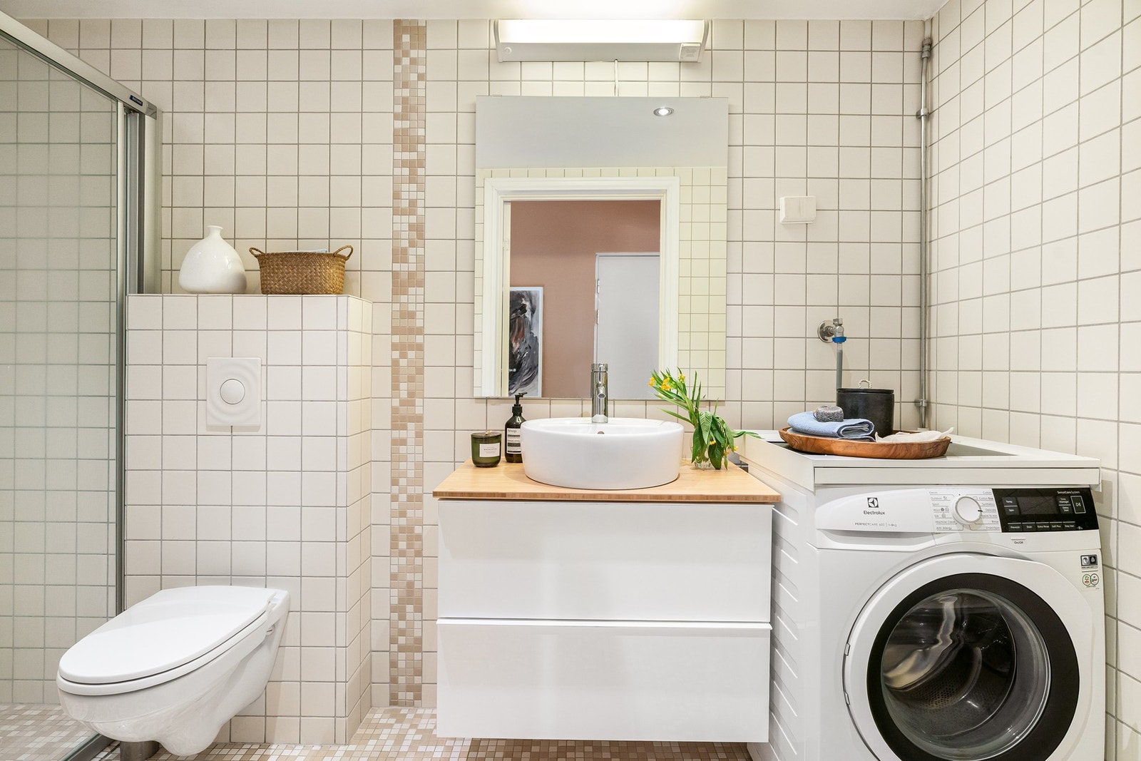 Baderomsinnredning fra 2020 med skuffer med slette fronter og ovenpåliggende servant i porselen. Galleribilde