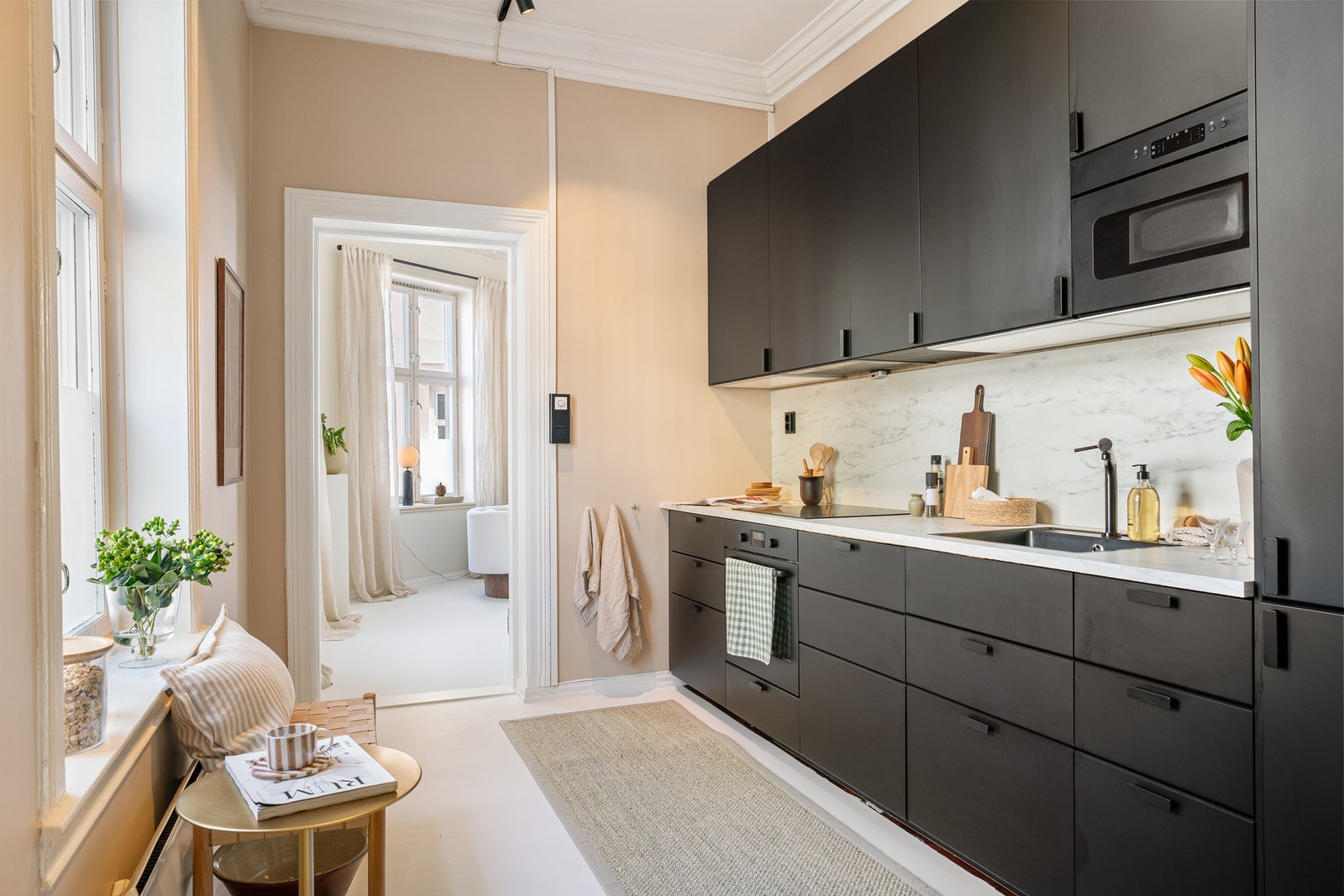 Direkte adkomst fra stuen til separat kjøkken som ble oppusset i 2019. Galleribilde