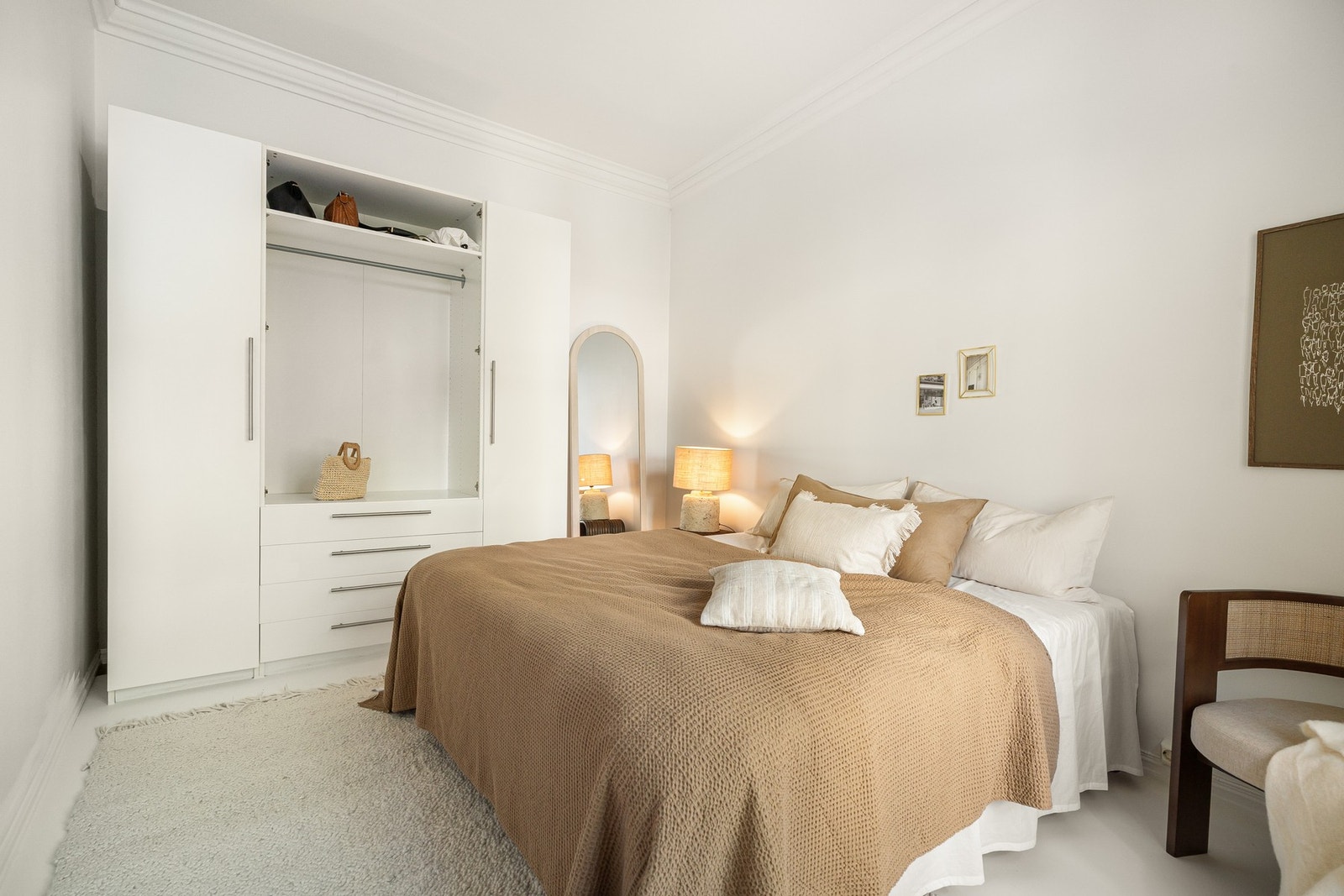 Soverom I med gode oppbeavringsmuligheter i åpen garaderobeskapsrekke. Galleribilde