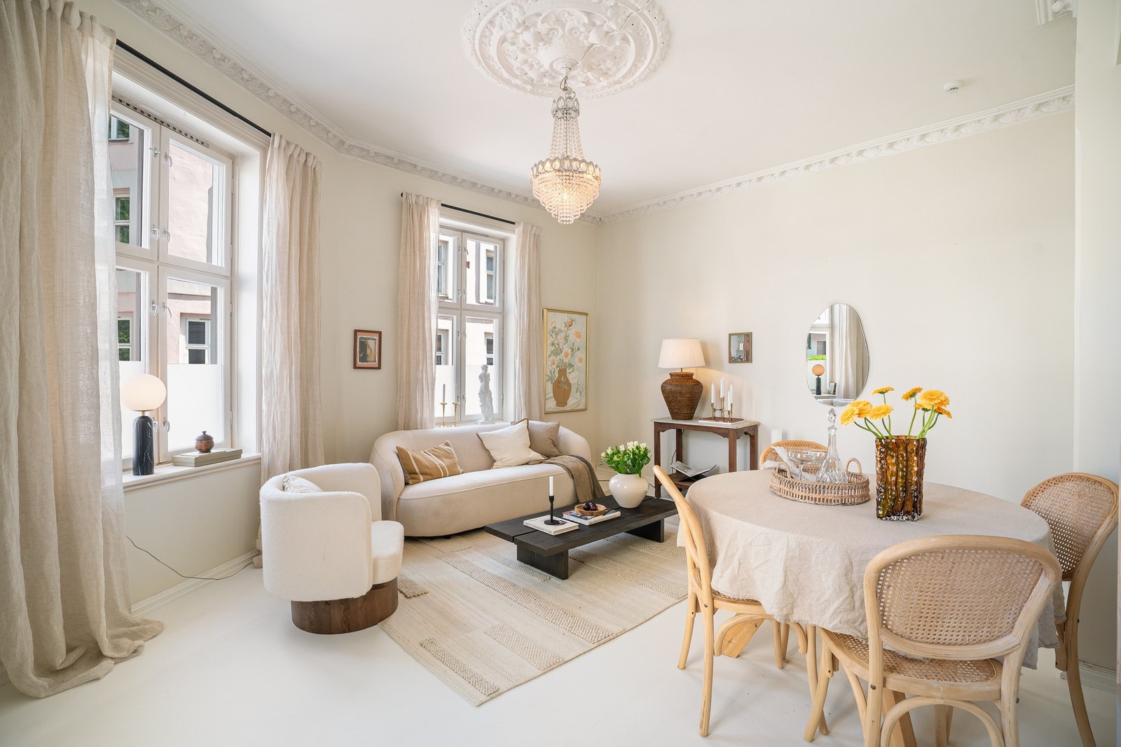 Gode møbleringsmuligheter med plass til både sofagruppe og tilhørende møblement. Galleribilde