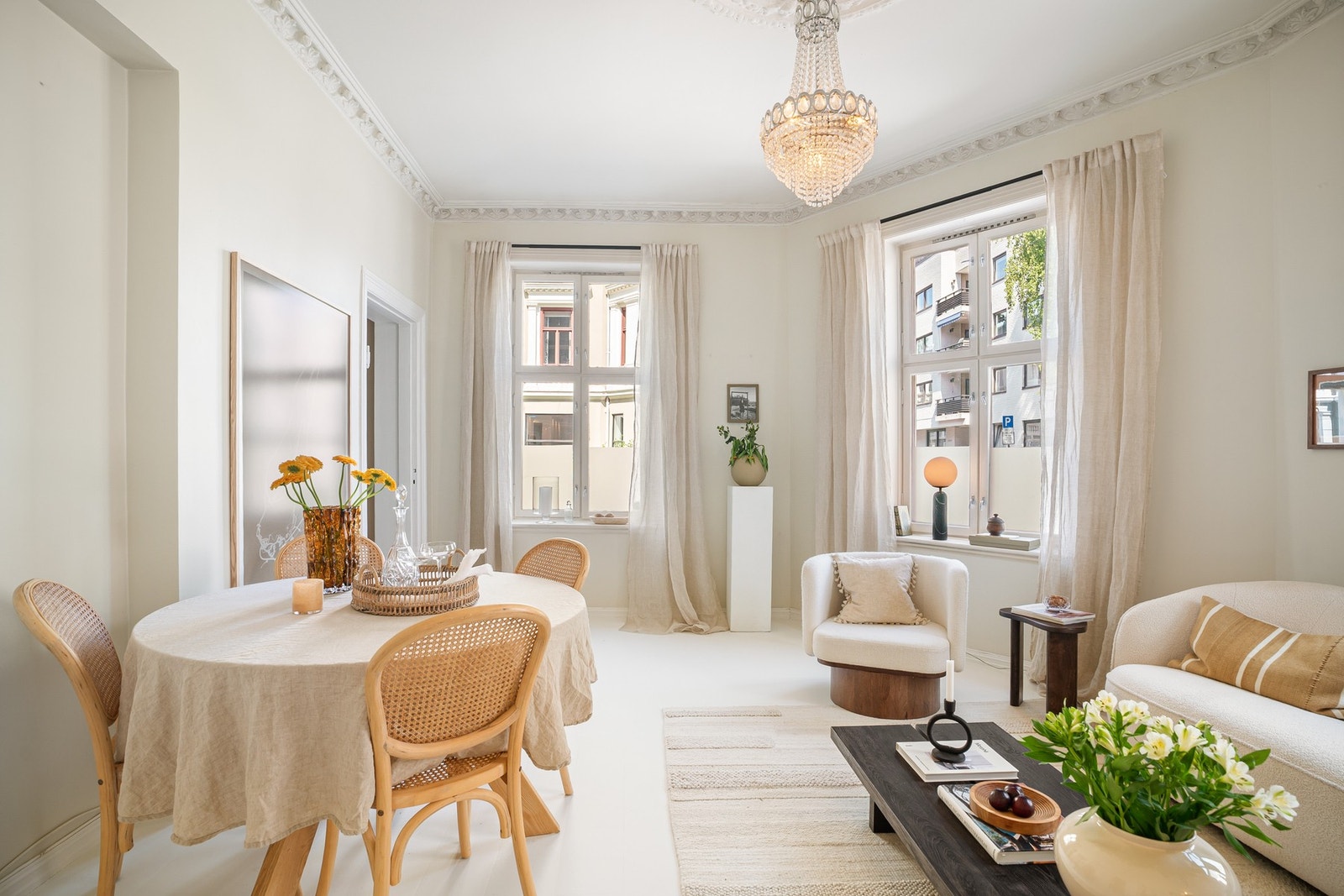 Hjørnestue med svært gode lysforhold og generøs takhøyde på hele 3 meter! Galleribilde