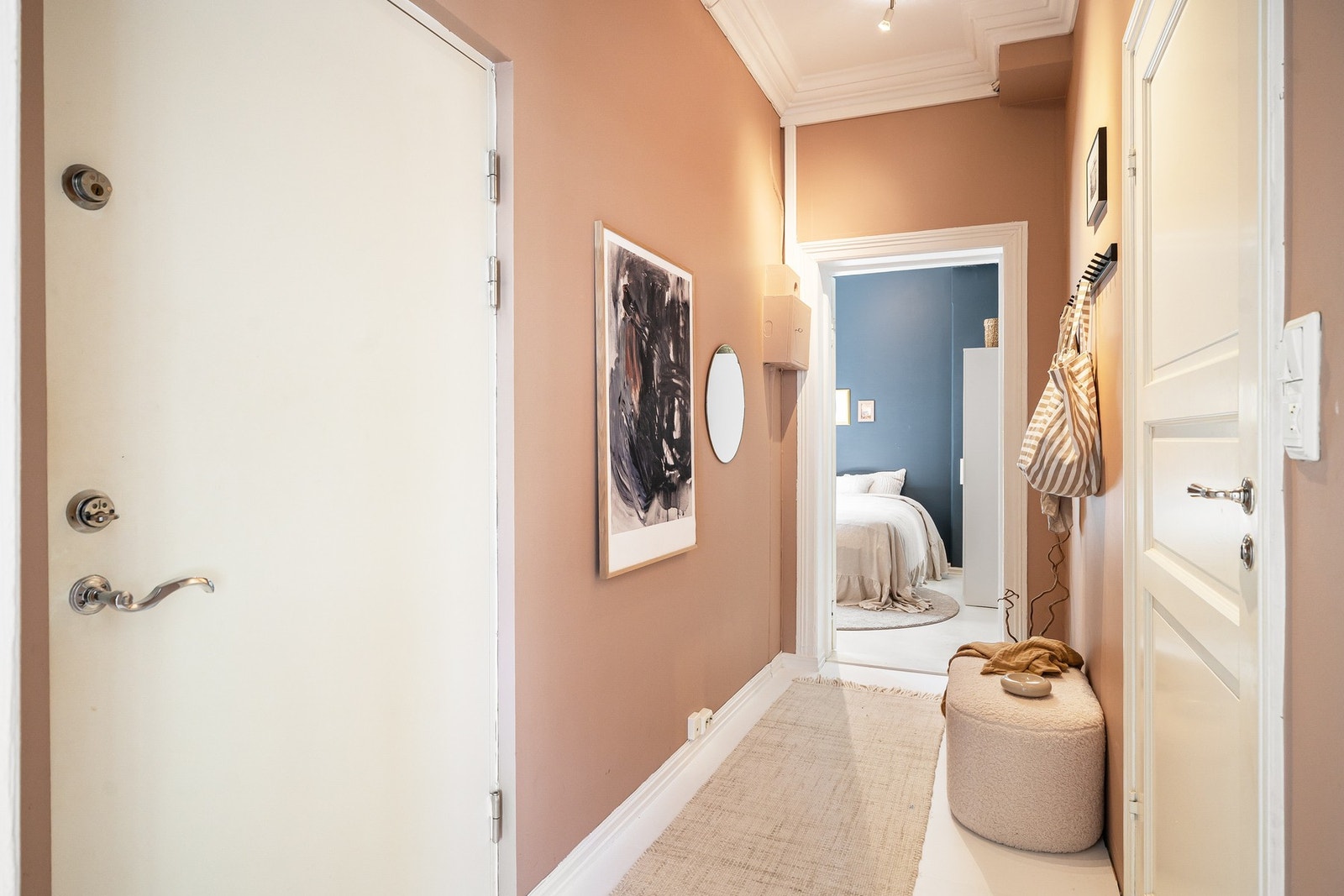 Boligen har en innbydende gang med adkomst til badet. Galleribilde