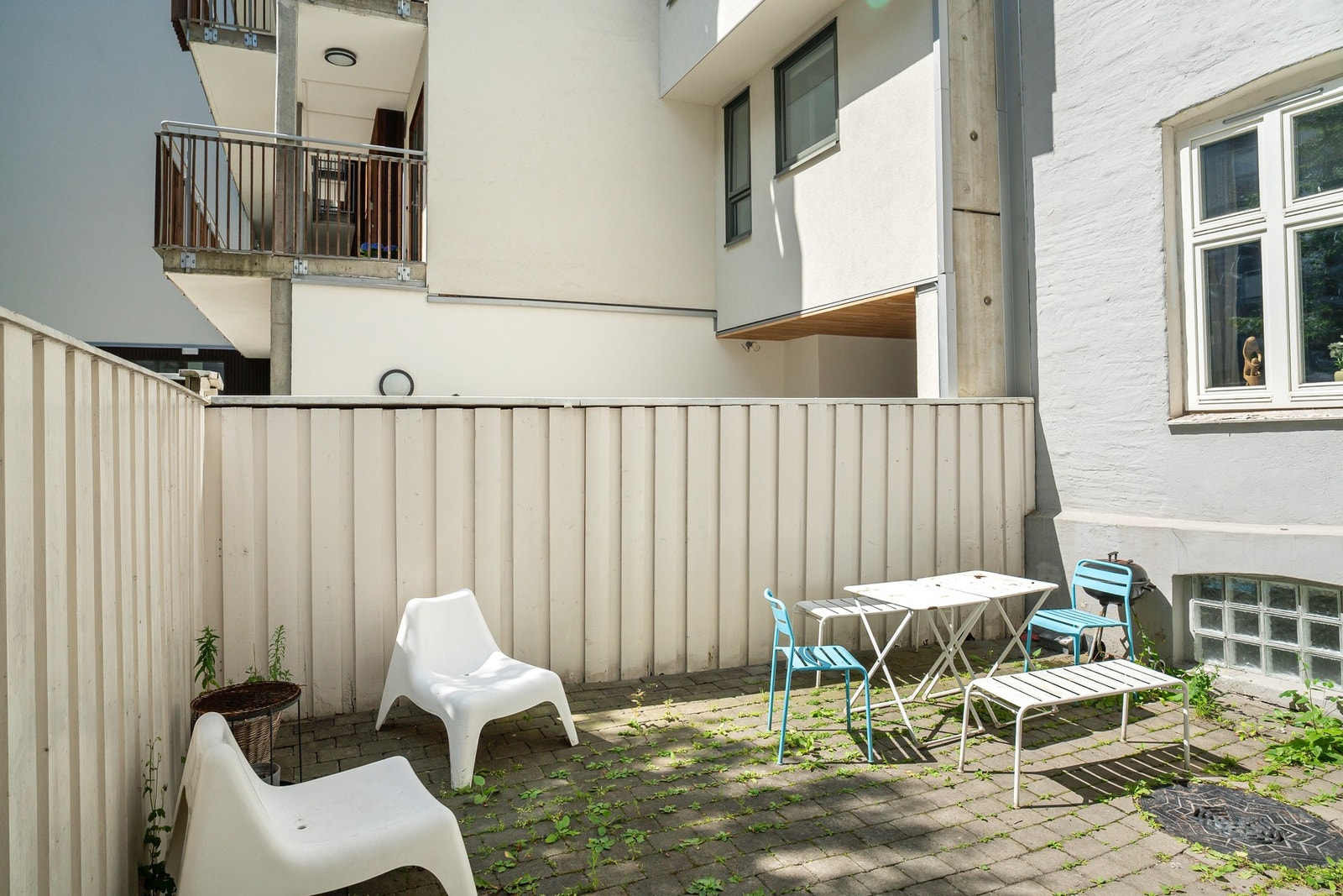 Enkel adkomst fra boligen til indre gårdsrom. Galleribilde