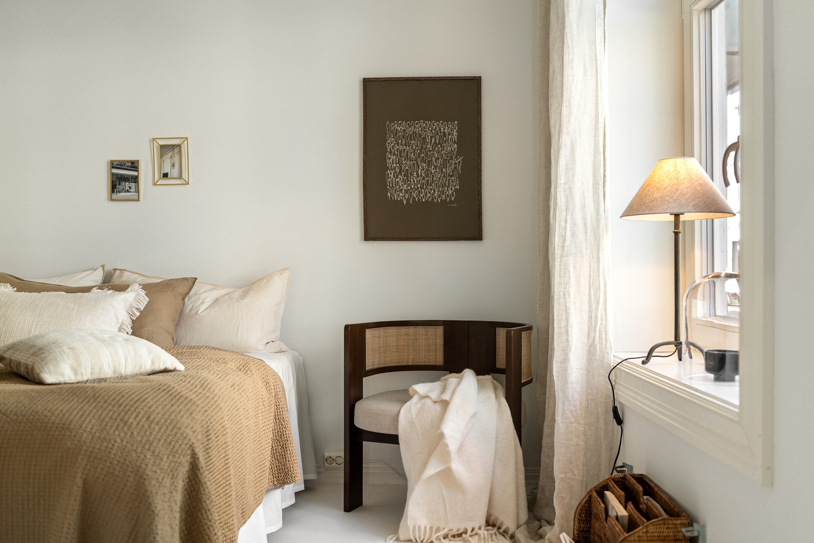 Vinduet på begge soverommene ble byttet i 2018. Det er mulig å kun åpne øverste glassene for lufting gjennom natten. Galleribilde