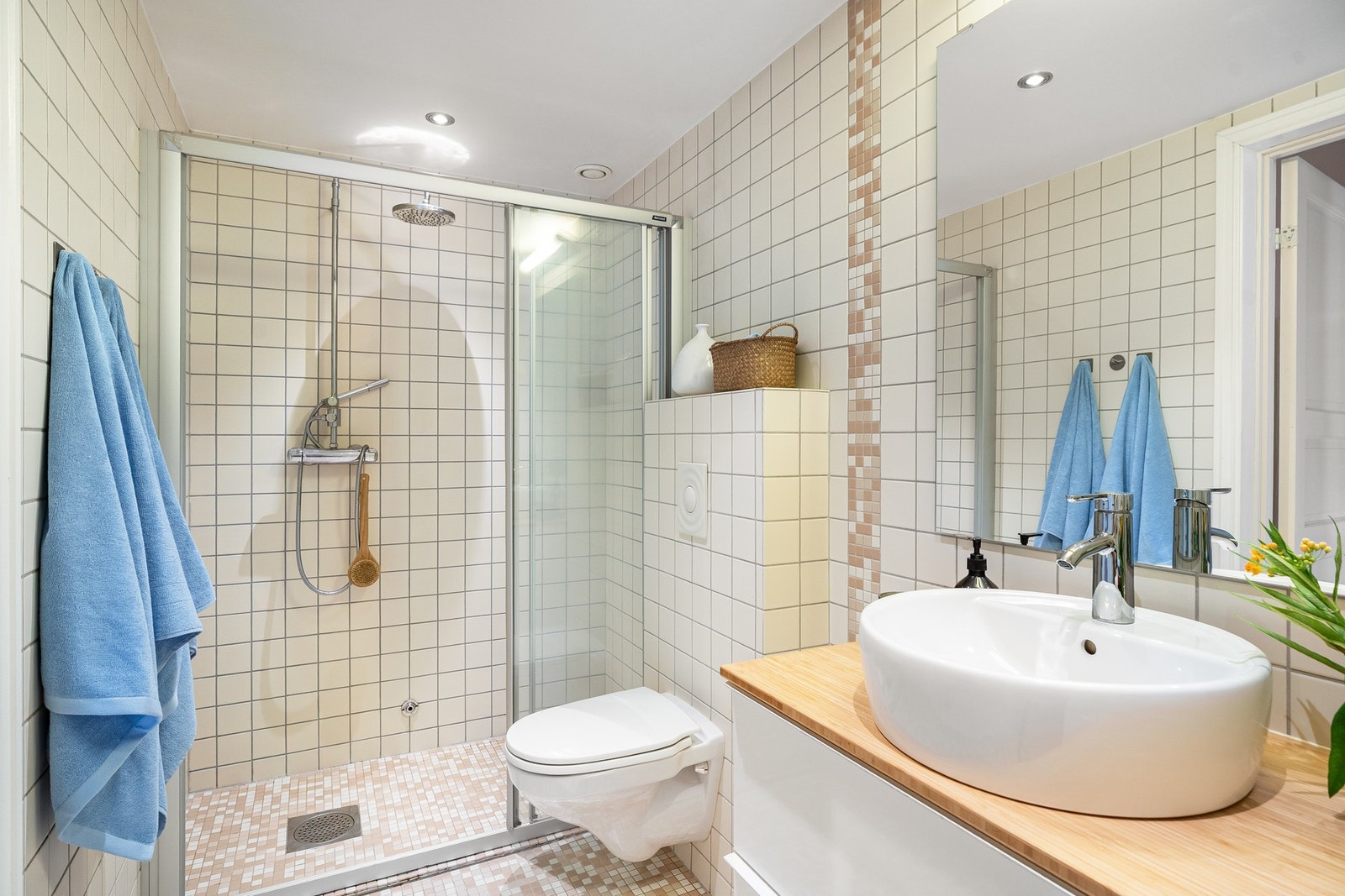 Pent flislagt bad med varmekabler og romslig dusjnisje. Galleribilde