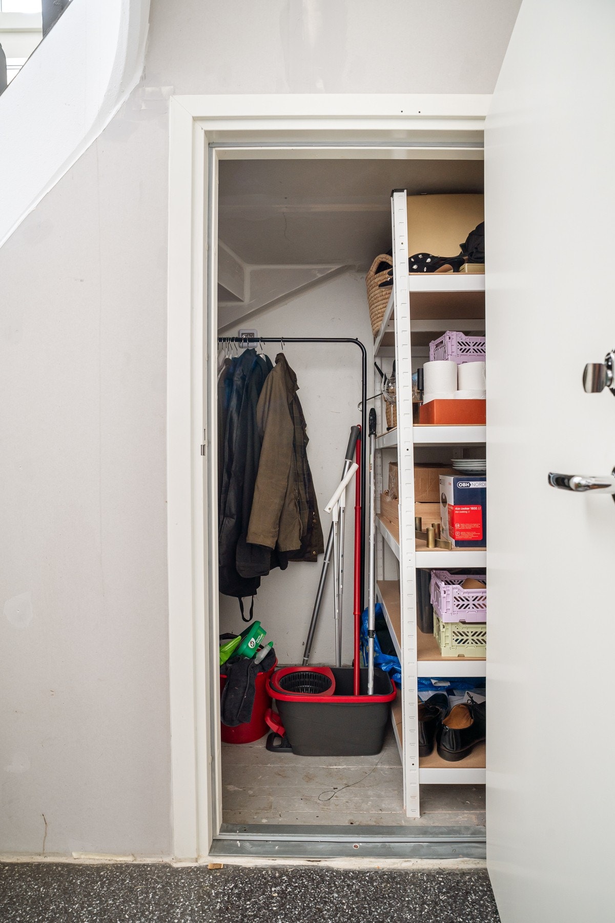 Rett ved siden av entrédøren er det en superpraktisk bod tilhørende leiligheten hvor selger har oppbevart blant annet vaskeartikler og yttertøy som ikke brukes daglig. Det er i tillegg 2 ekstra boder. Galleribilde
