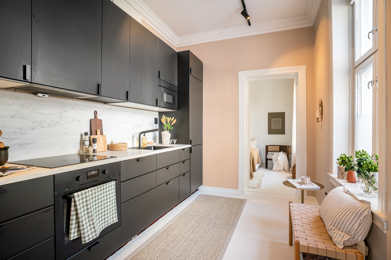 Integrert platetopp, stekeovn, oppvaskmaskin, mikro og kjøl/fryseskap. Galleribilde