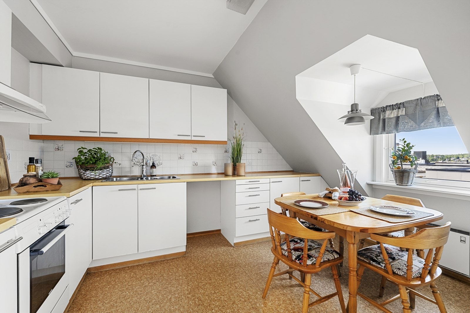 Kjøkken med tilkomst fra stuen. Galleribilde