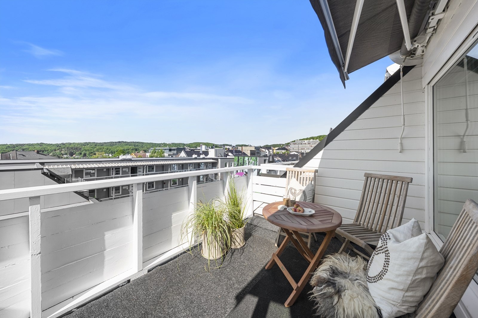 Balkongen ligger sydvestvendt. Her får du masse sol og super utsikt. Galleribilde
