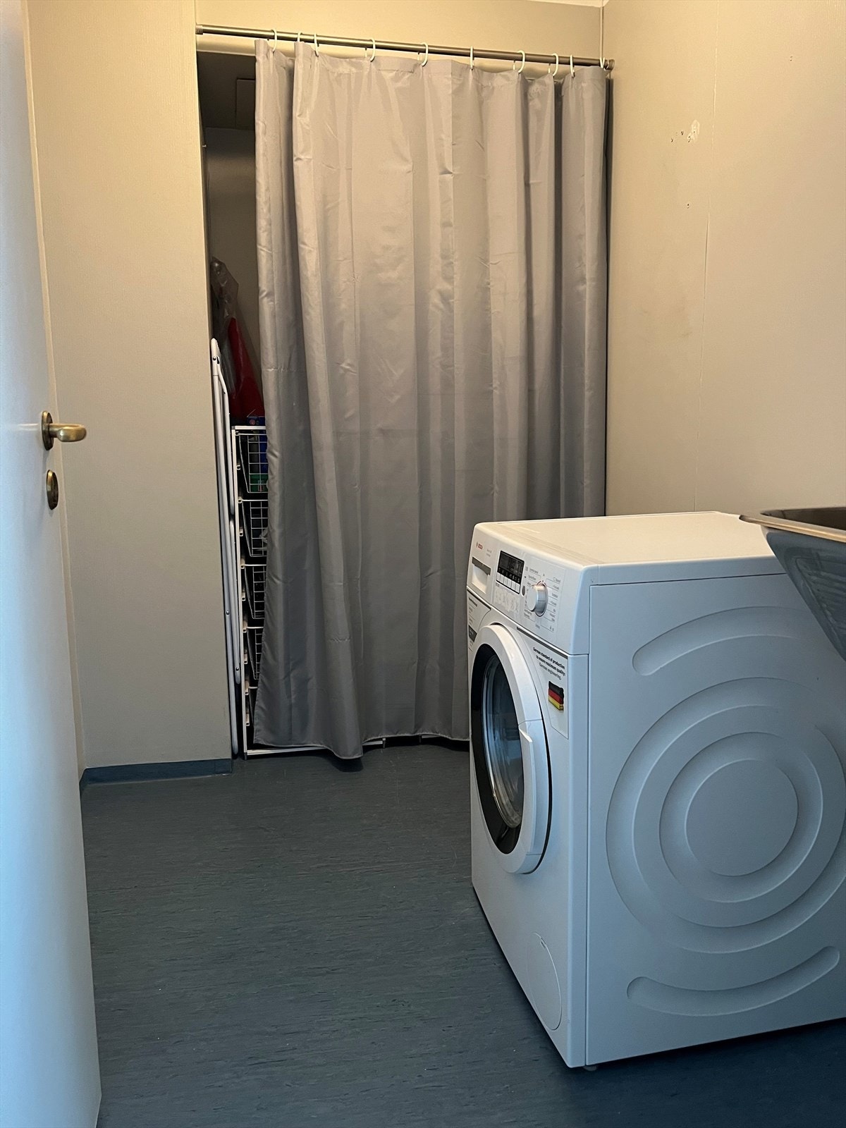 Leiligheten har eget vaskerom med utslagsvask og lagringmuligheter. Galleribilde