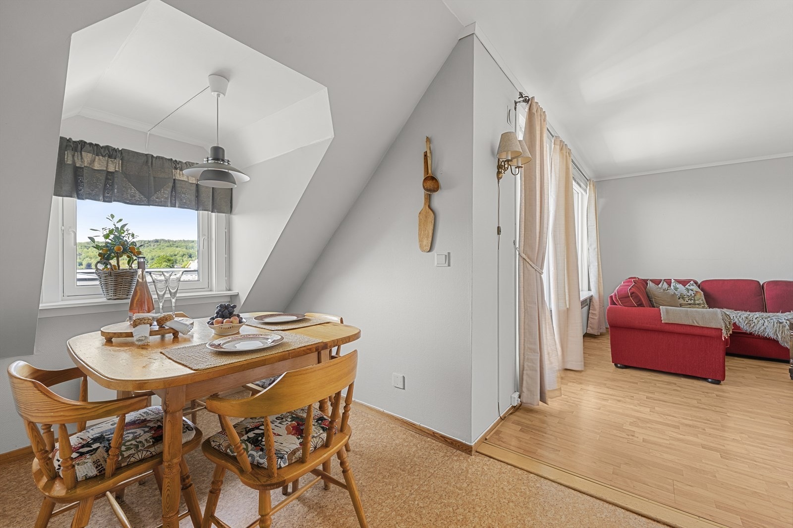 Kjøkken med spiseplass. Galleribilde