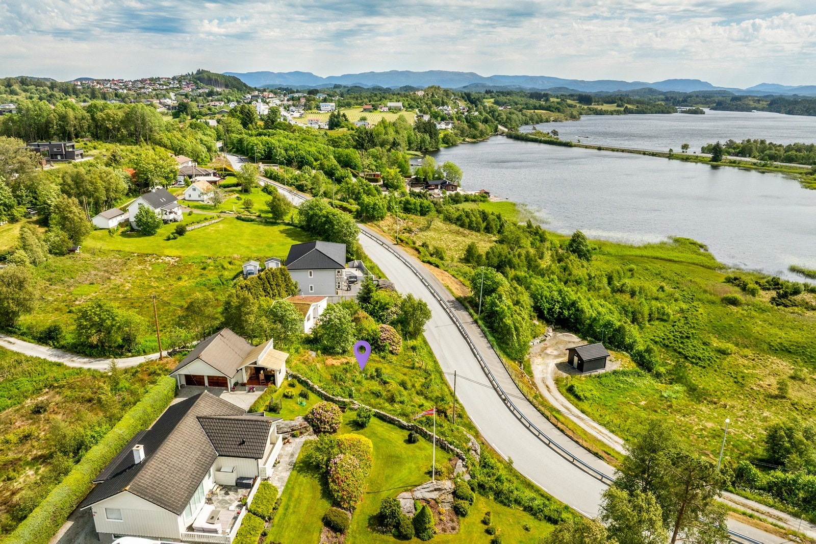 Tomta ligger flott til på nedsiden av Nedre Fjellstad i Sveio. Galleribilde