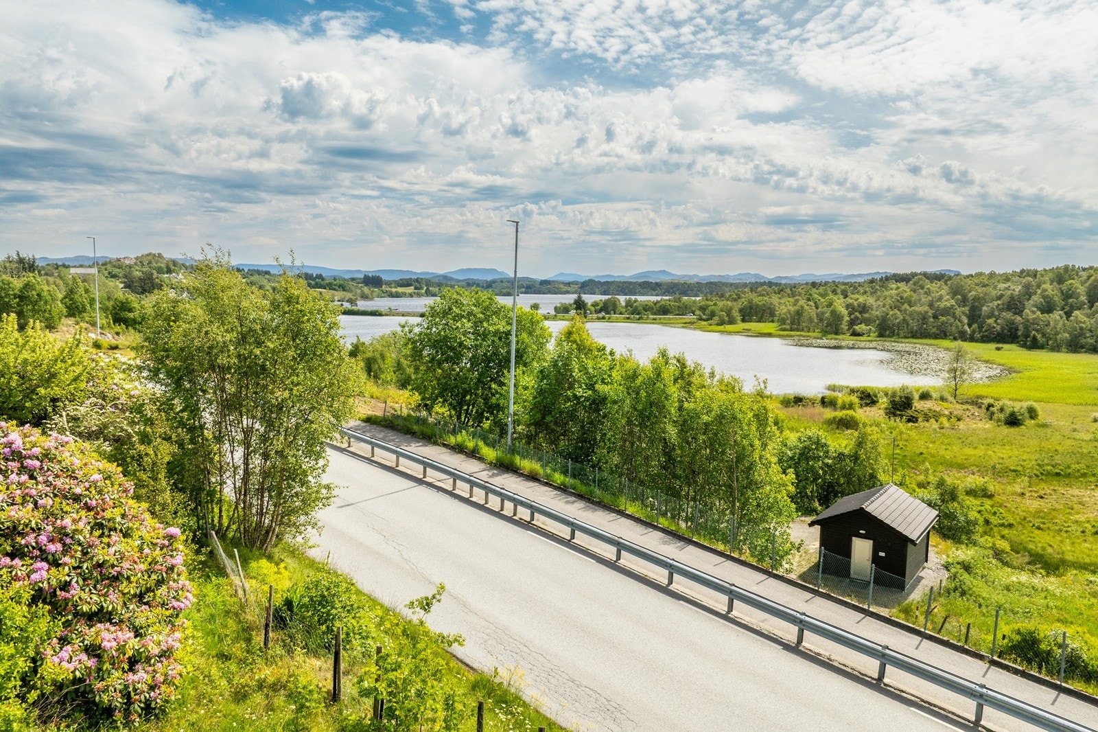 Tomta ligger med flott utsikt til Vigdarvatnet. Galleribilde