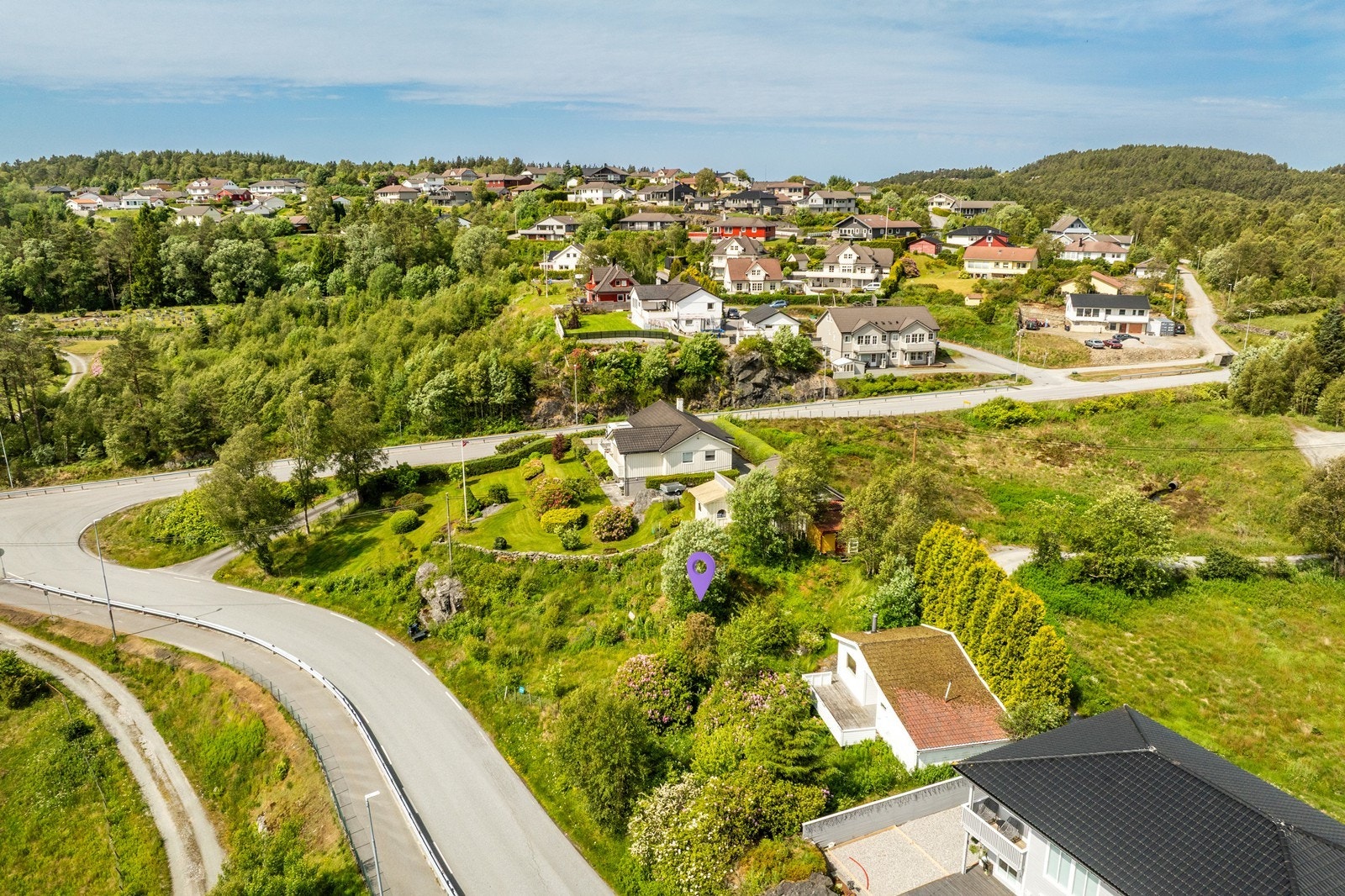 Boda som står i grensa mot naboen mot vest står på denne eiendommen og tilhører denne. Galleribilde