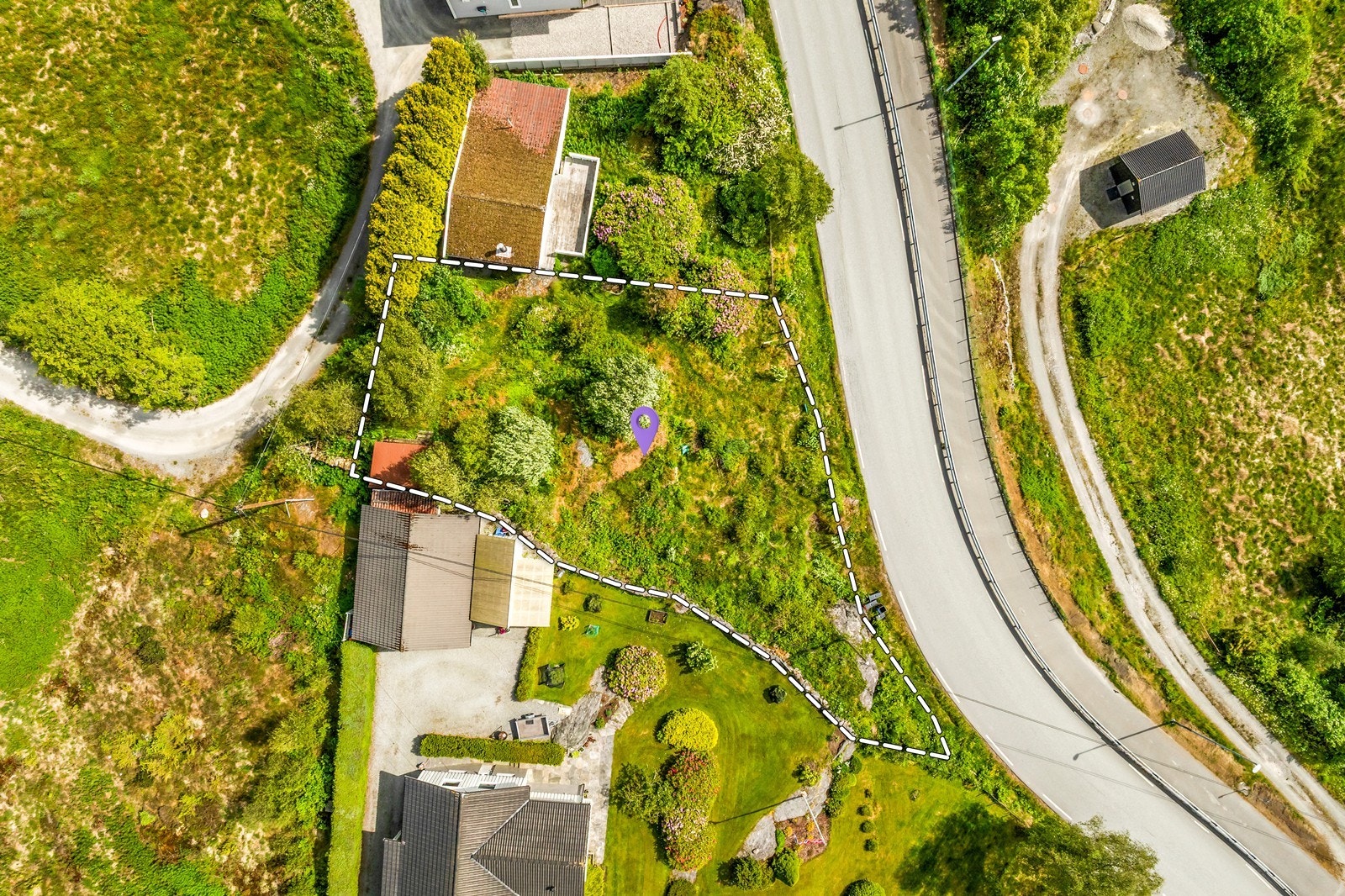 Det var tidligere godkjent rammetillatelse til å bygge enebolig på tomta. Tegninger foreligger og kan fås ved henvendelse til megler. Galleribilde