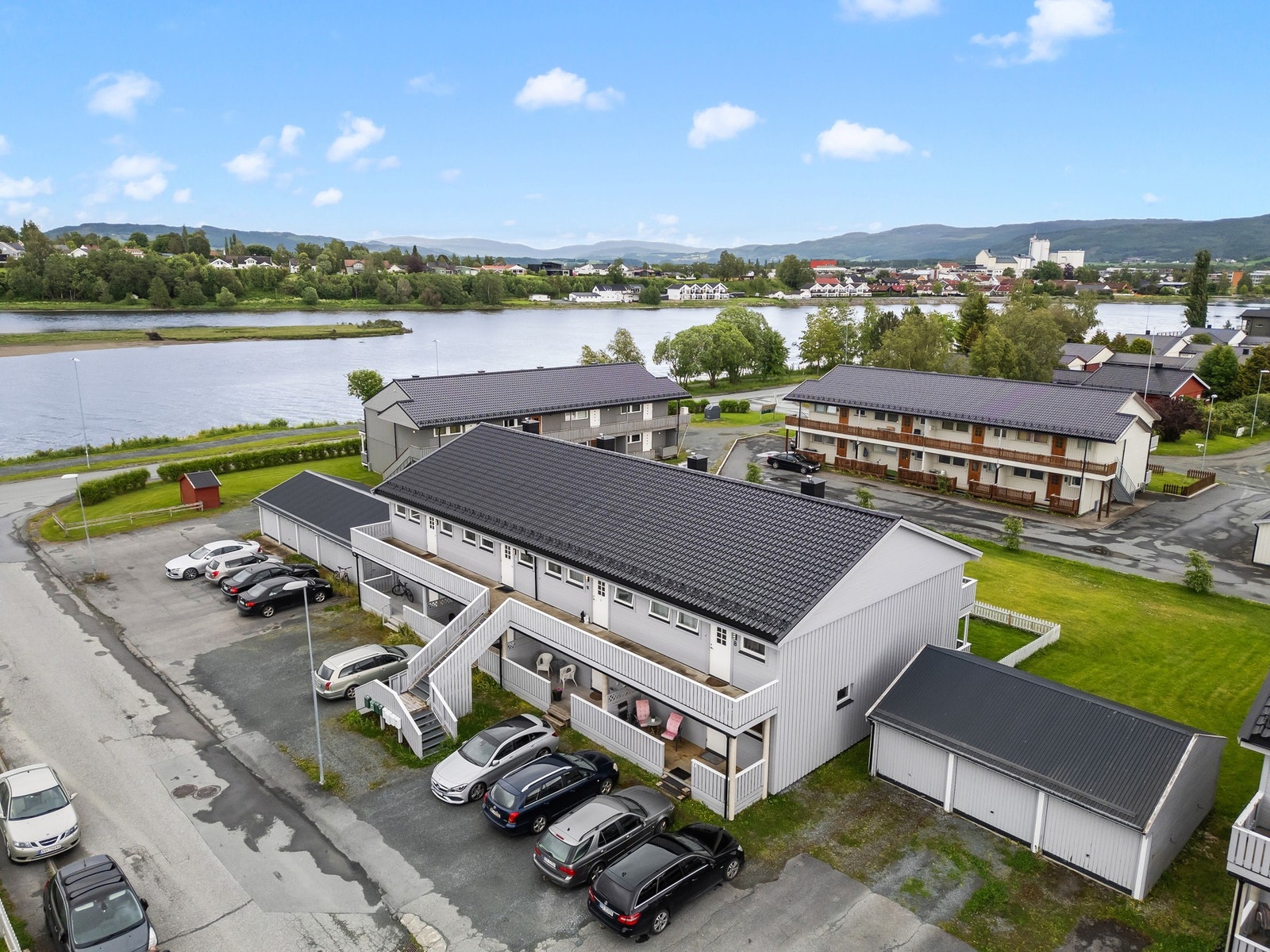 Det følger med garasjeplass til leiligheten. Galleribilde
