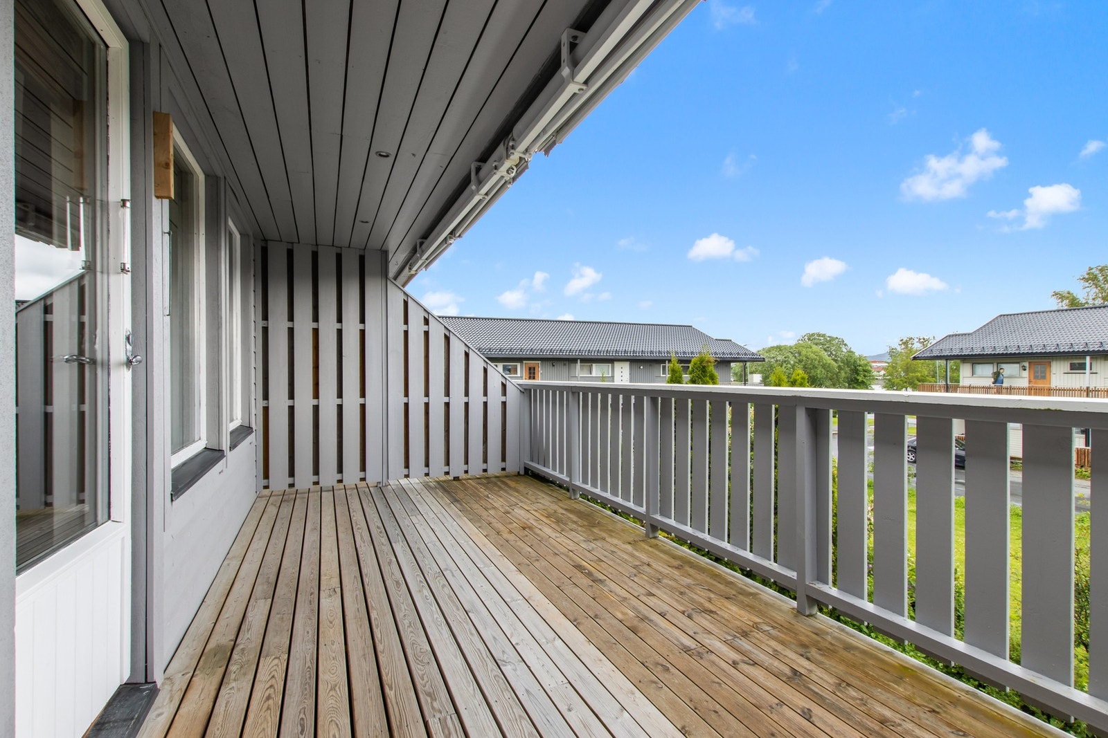 Romslig veranda. Galleribilde